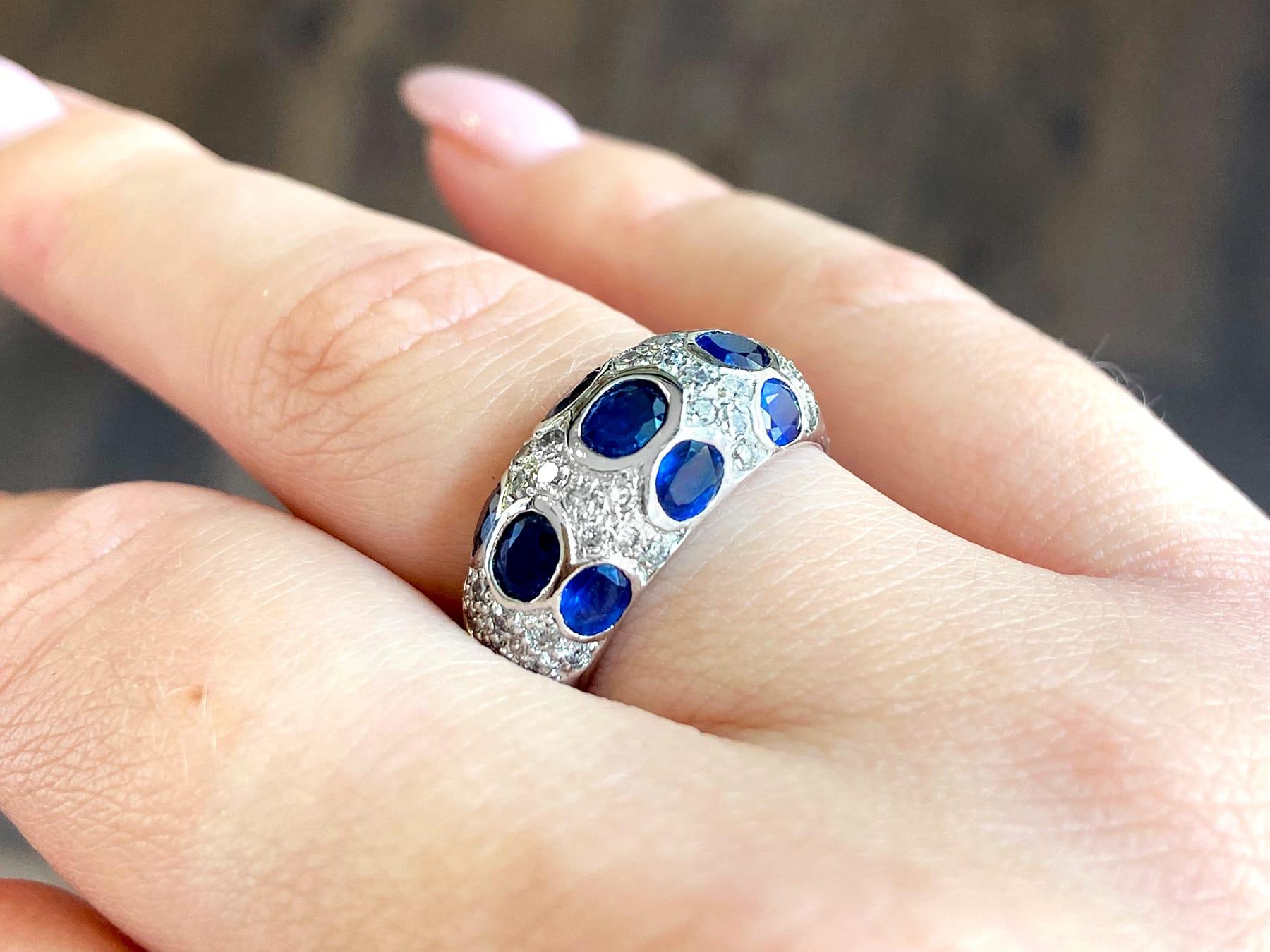 Taille ovale Bague vintage en or blanc 18 carats avec saphir de 2,45 carats et diamants de 0,50 carat en vente