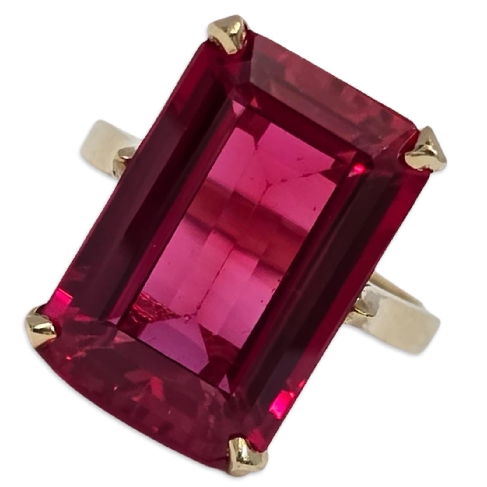 Vintage 24ct Emerald-Cut Ruby-Red Gemstone Ring, Bold Statement Cocktail Ring Excellent état - En vente à Miami, FL