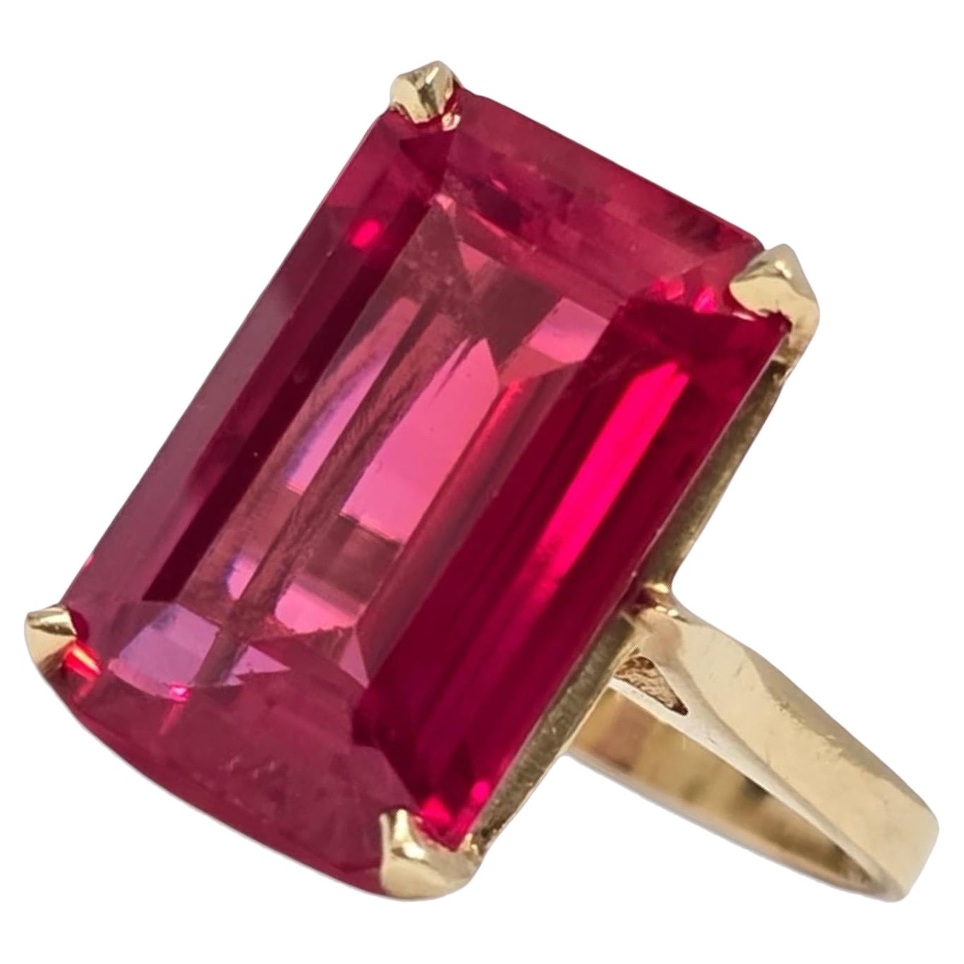 Vintage 24ct Emerald-Cut Ruby-Red Gemstone Ring, Bold Statement Cocktail Ring en vente