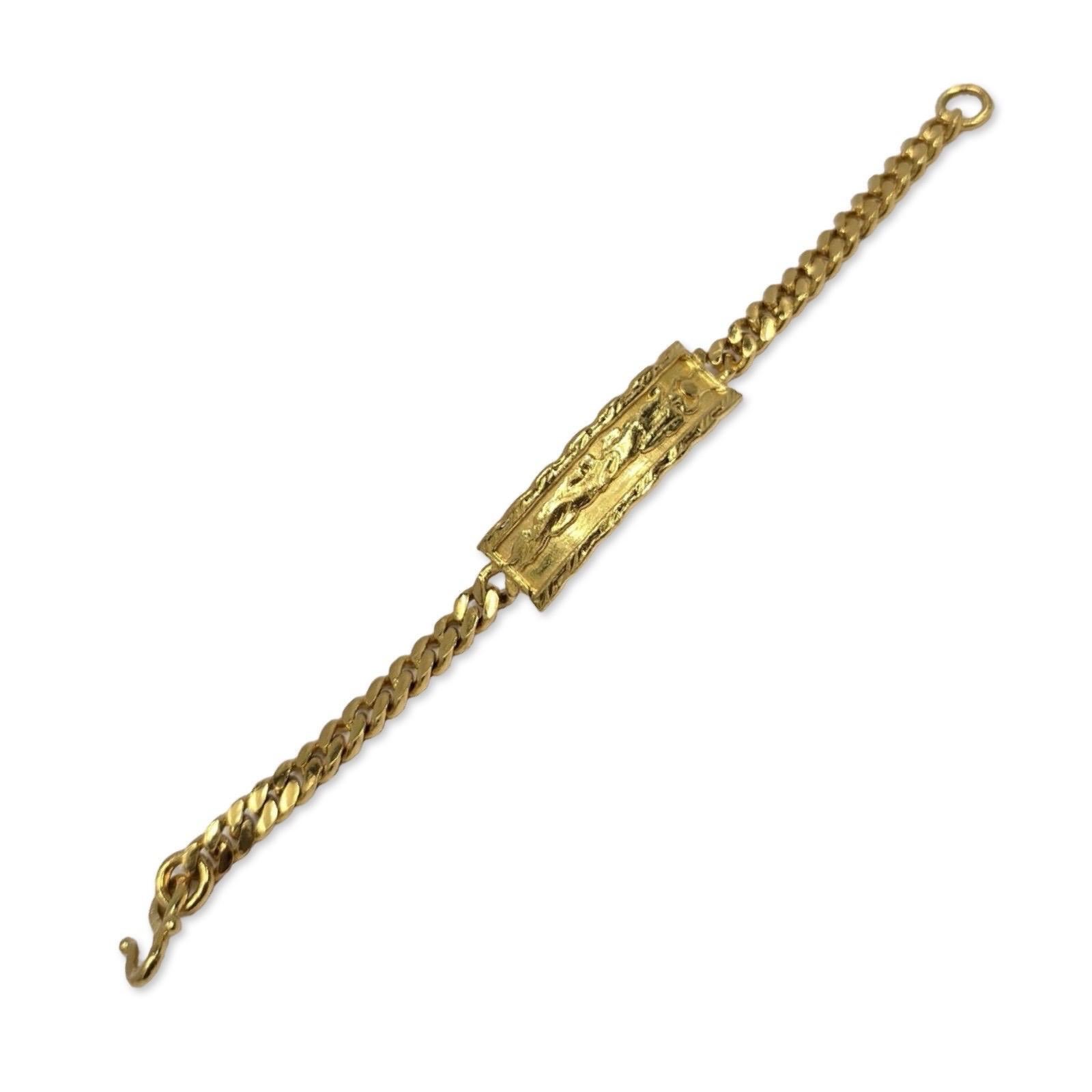 Esta atrevida y simbólica pulsera está fabricada en oro puro de 24 quilates, pesa 52,6 gramos y mide 15 cm de longitud. Su pieza central -una barra martillada de 14 mm con textura orgánica y escamosa- evoca la forma de un dragón, emblema intemporal