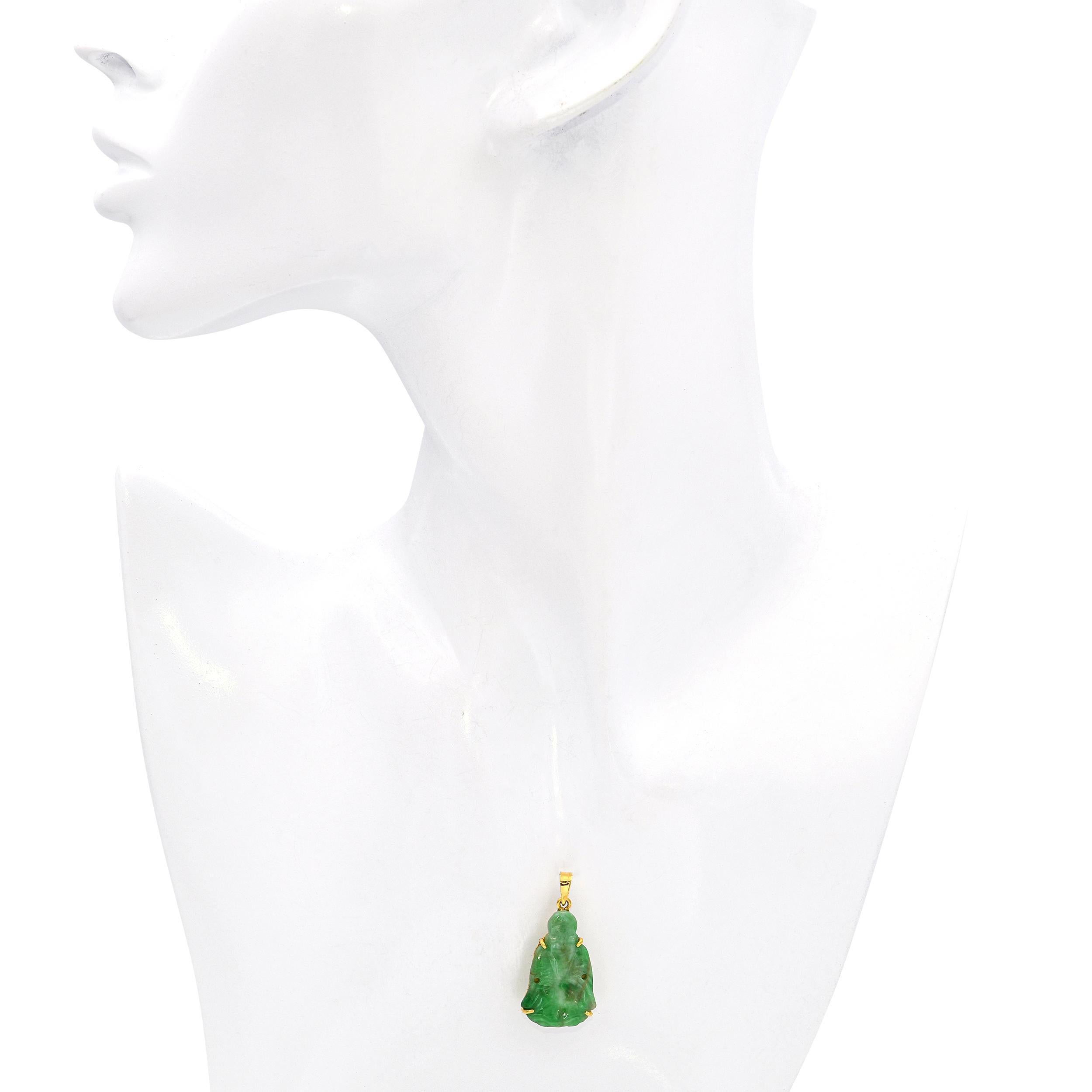 Taille grossière Pendentif vintage en or jaune 24k et jade sculpté en vente