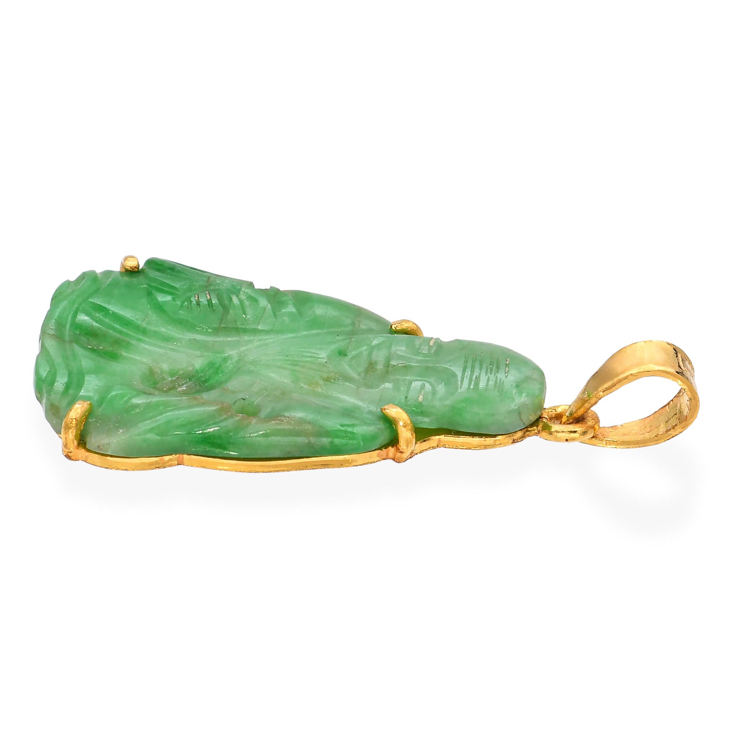 Pendentif vintage en or jaune 24k et jade sculpté Pour femmes en vente