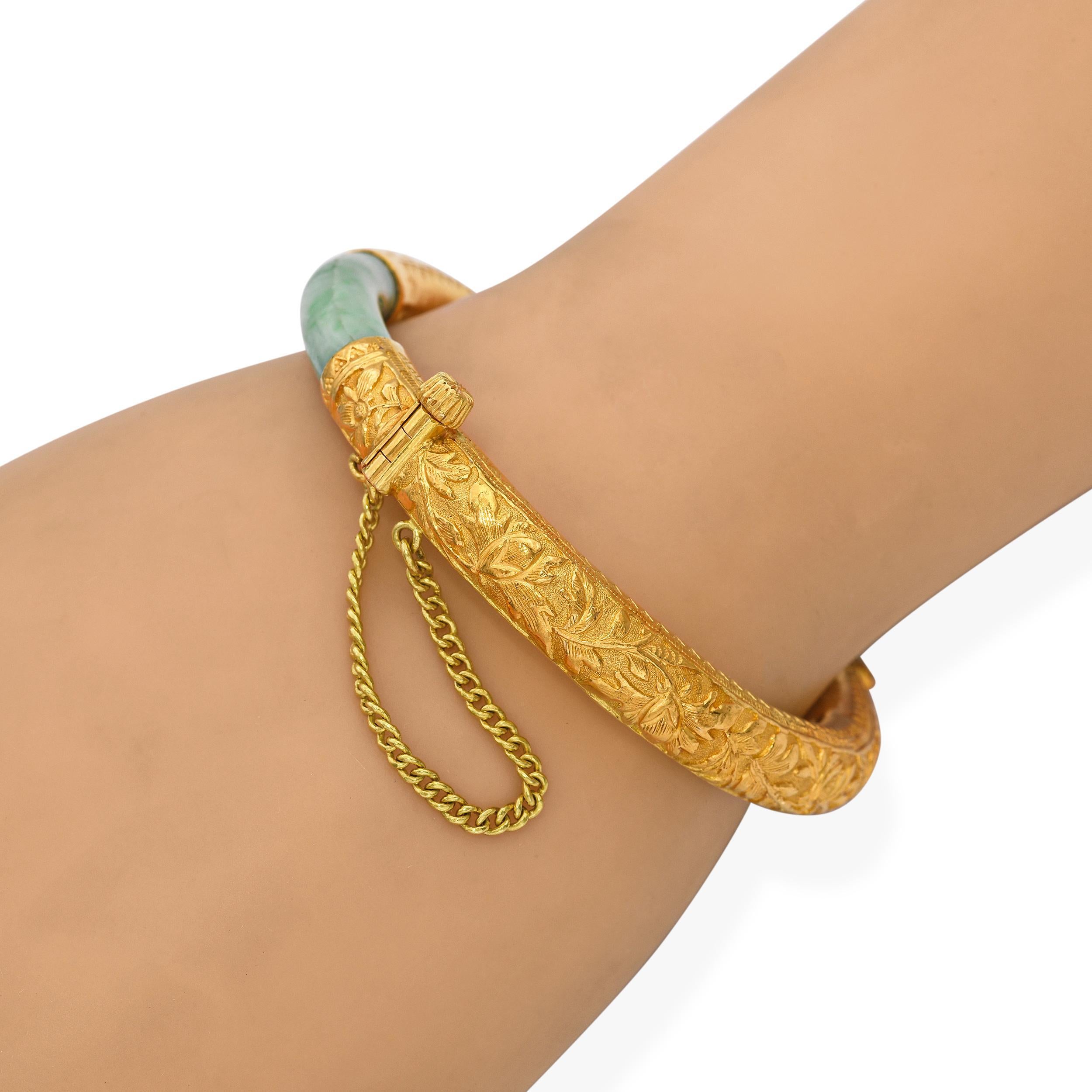 Taglio rotondo Vintage By in oro giallo 24k con braccialetto a cerniera in giada intagliata in vendita