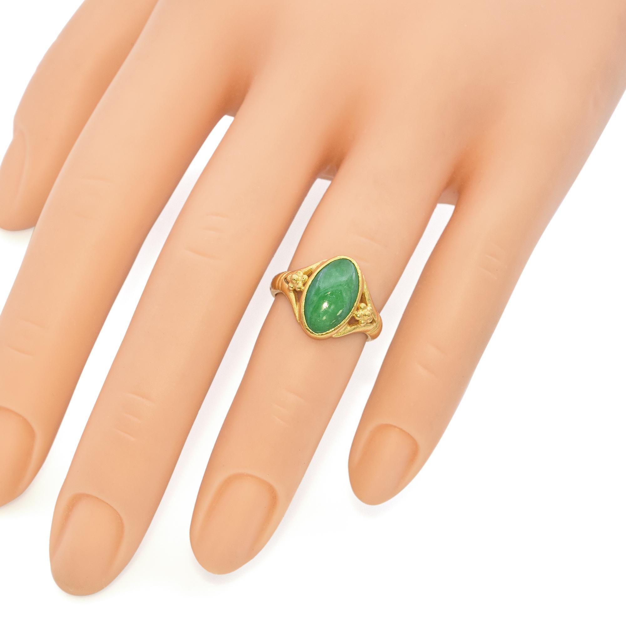 Taille cabochon Vintage 24k Yellow Gold Green Jade Ring en vente