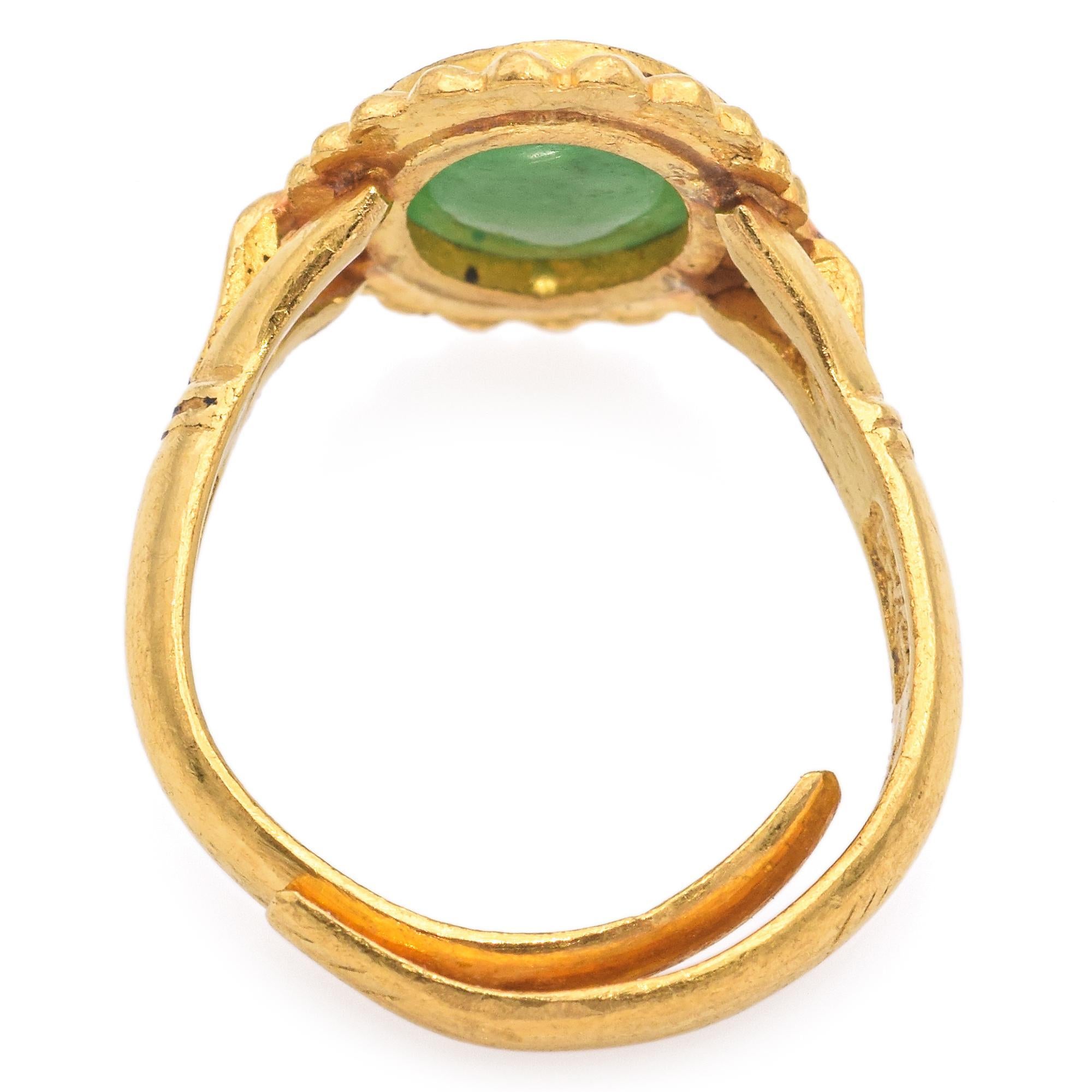 Vintage 24k Gelbgold Grün Jade Ring im Zustand „Gut“ in New York, NY