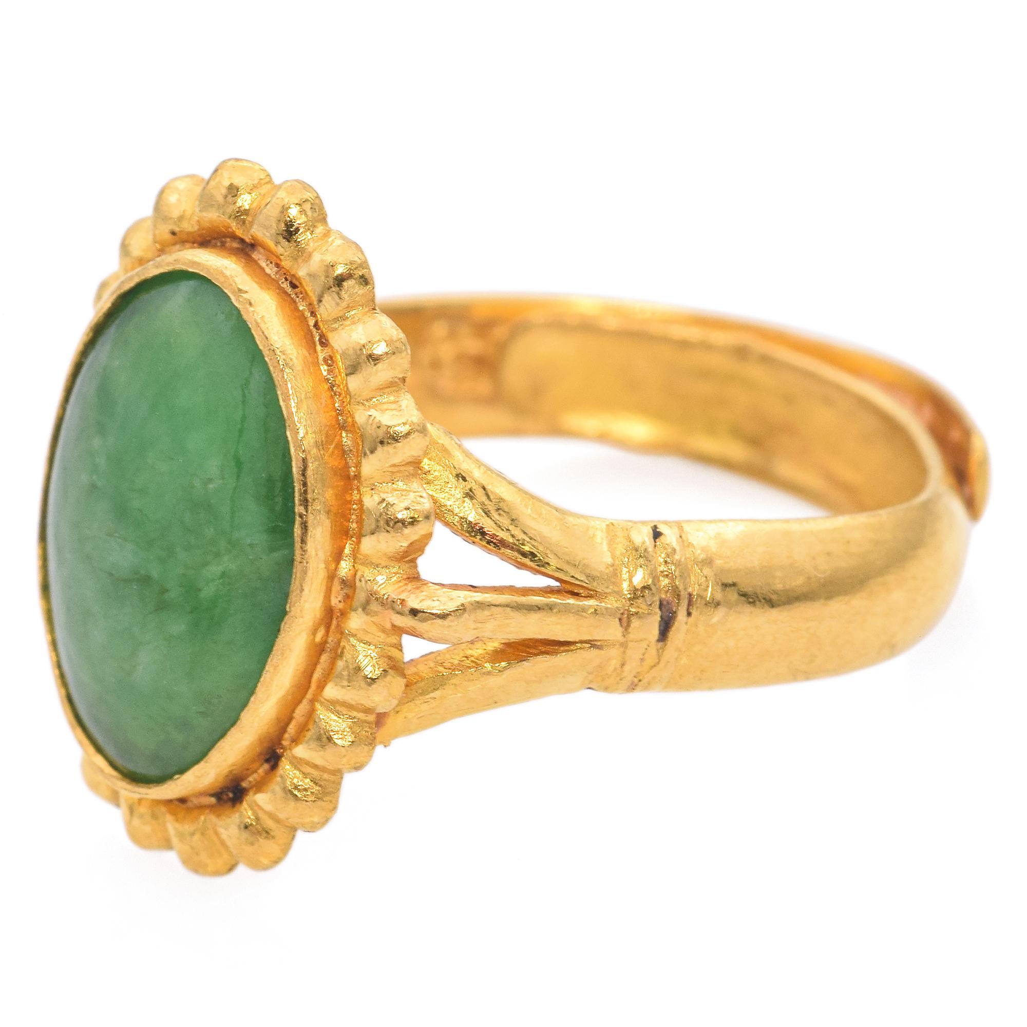 Vintage 24k Yellow Gold Green Jade RingVintage 24k Yellow Gold Green Jade Ring In Good Condition For Sale In New York, NY