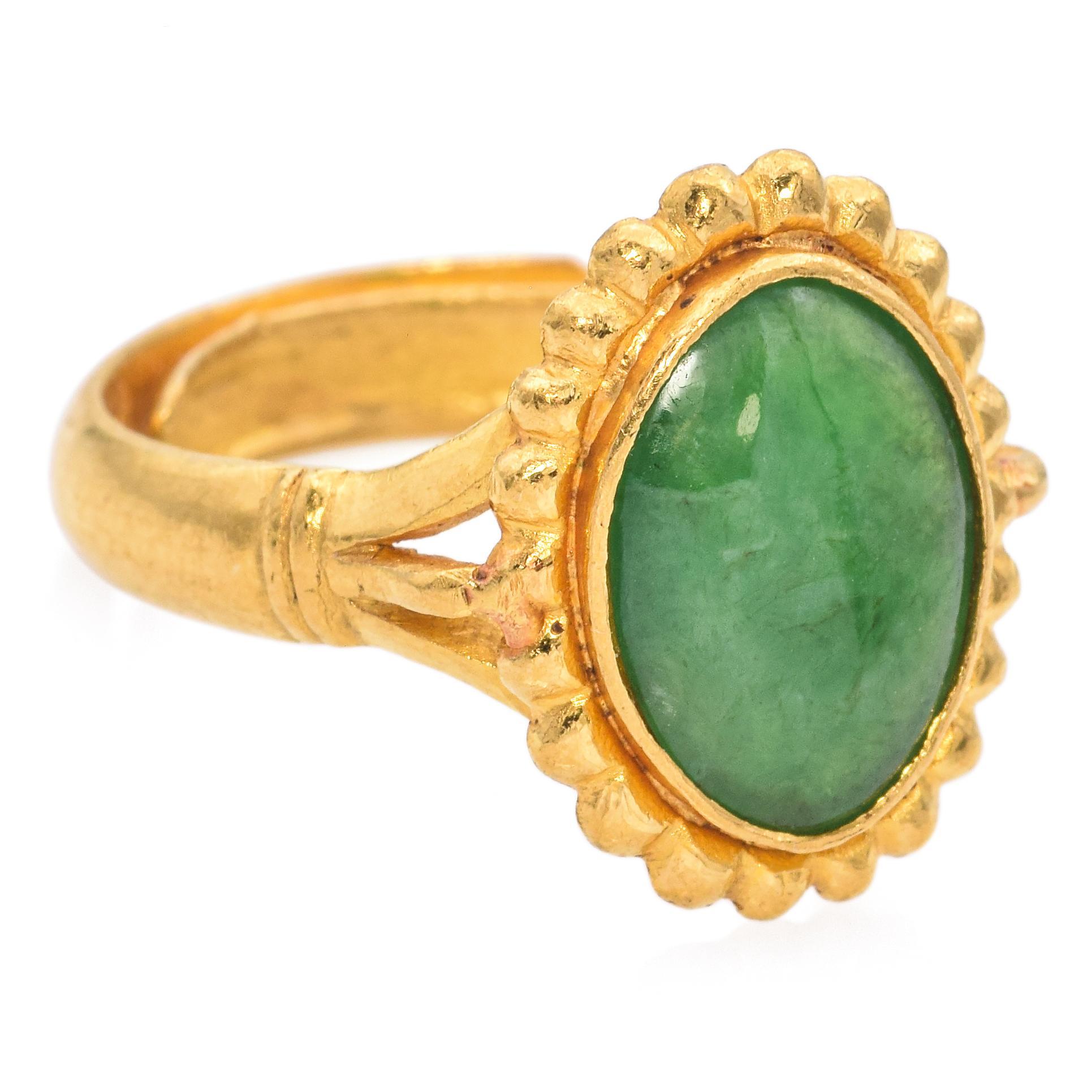 Vintage 24k Yellow Gold Green Jade RingVintage 24k Yellow Gold Green Jade Ring For Sale 1