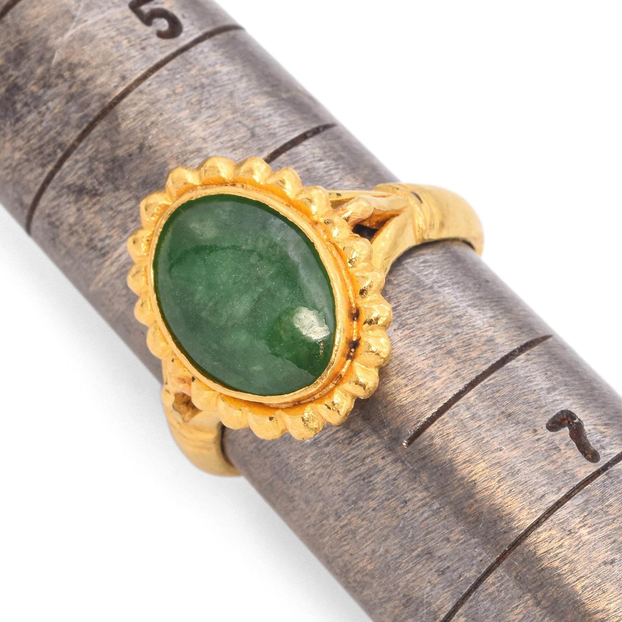 Vintage 24k Yellow Gold Green Jade RingVintage 24k Yellow Gold Green Jade Ring For Sale 4