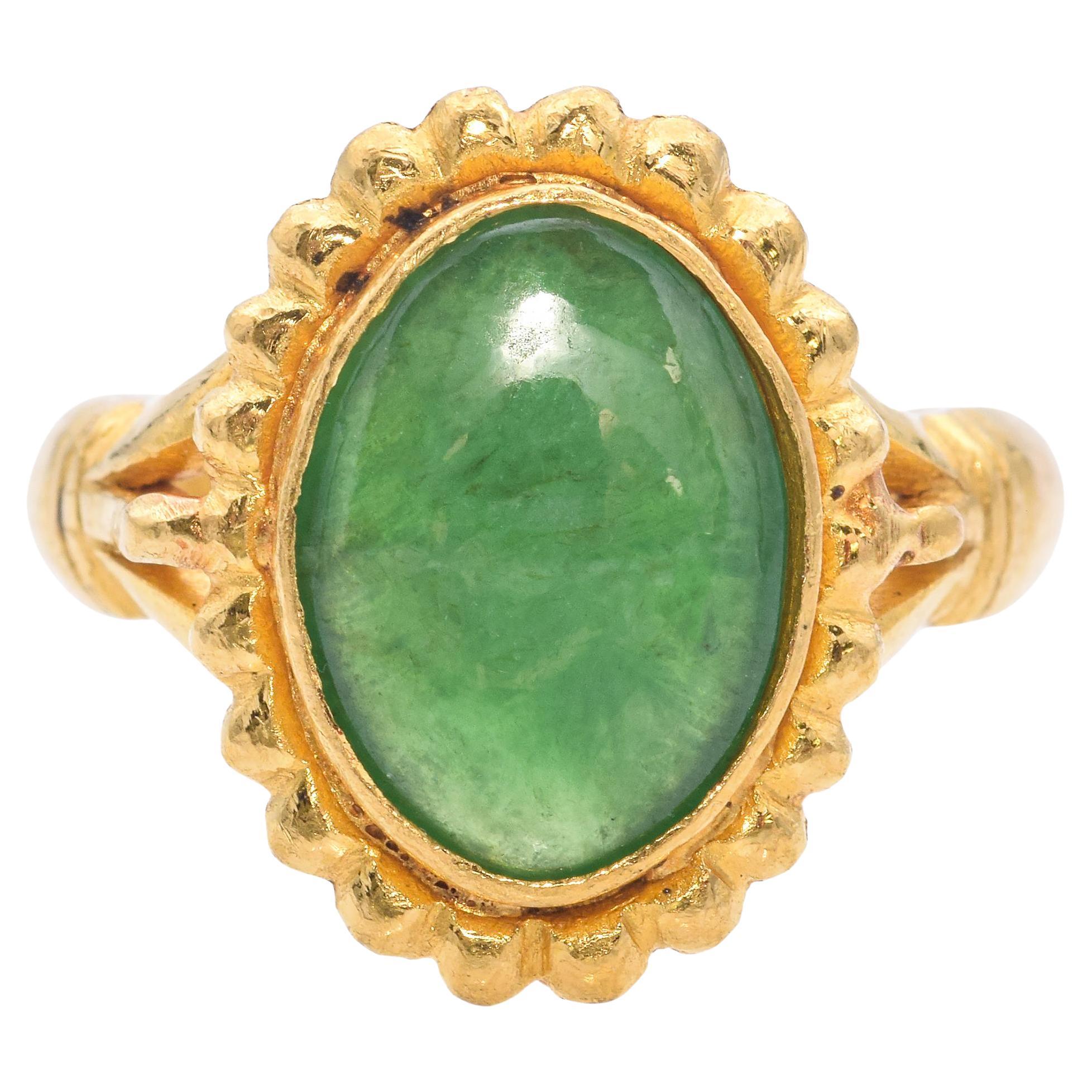 Anillo vintage de oro amarillo de 24 quilates y jade verdeAnillo vintage de oro amarillo de 24 quilates y jade verde
