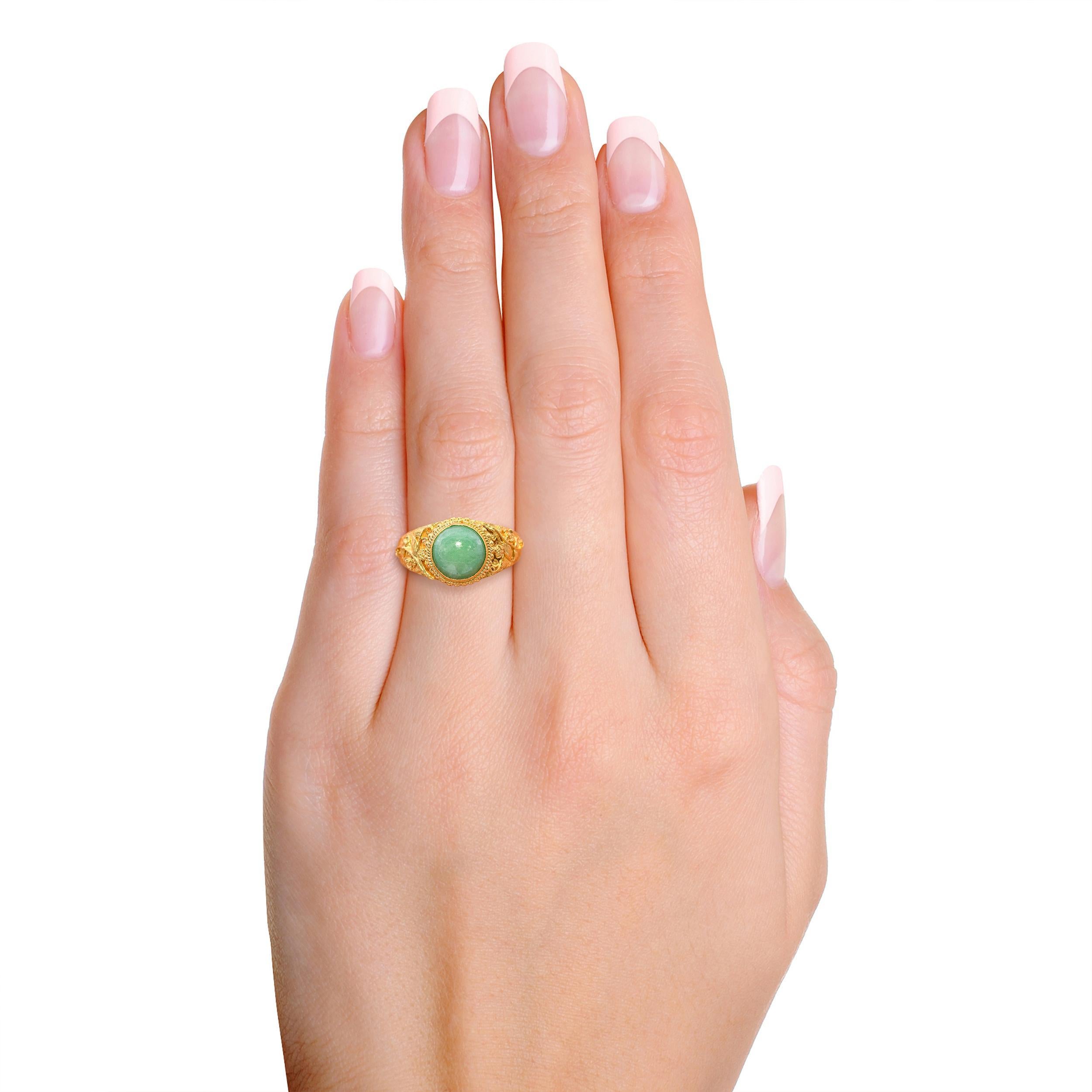 Bague d'époque en or jaune 24k avec dôme en jade Bon état - En vente à New York, NY