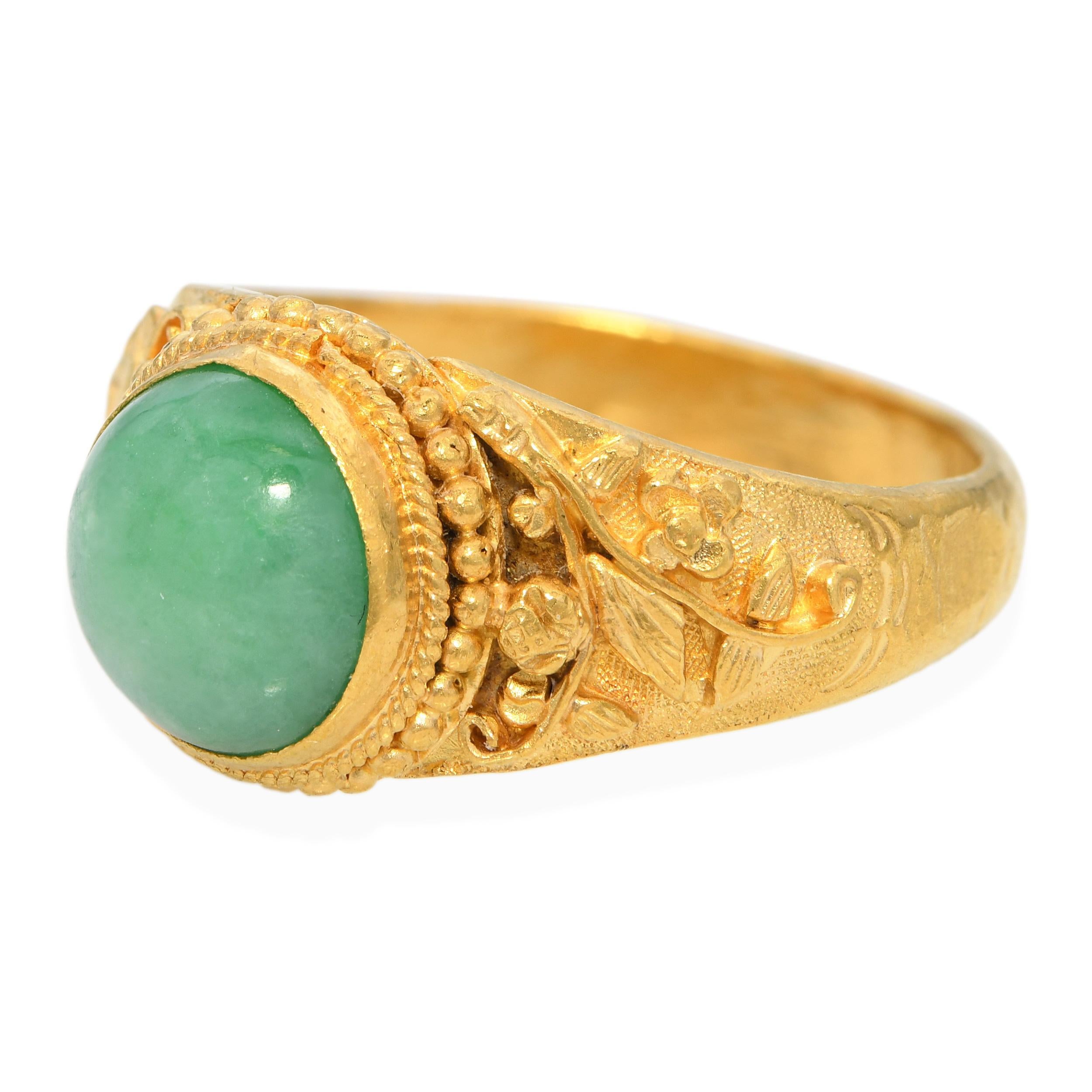 Bague d'époque en or jaune 24k avec dôme en jade Unisexe en vente