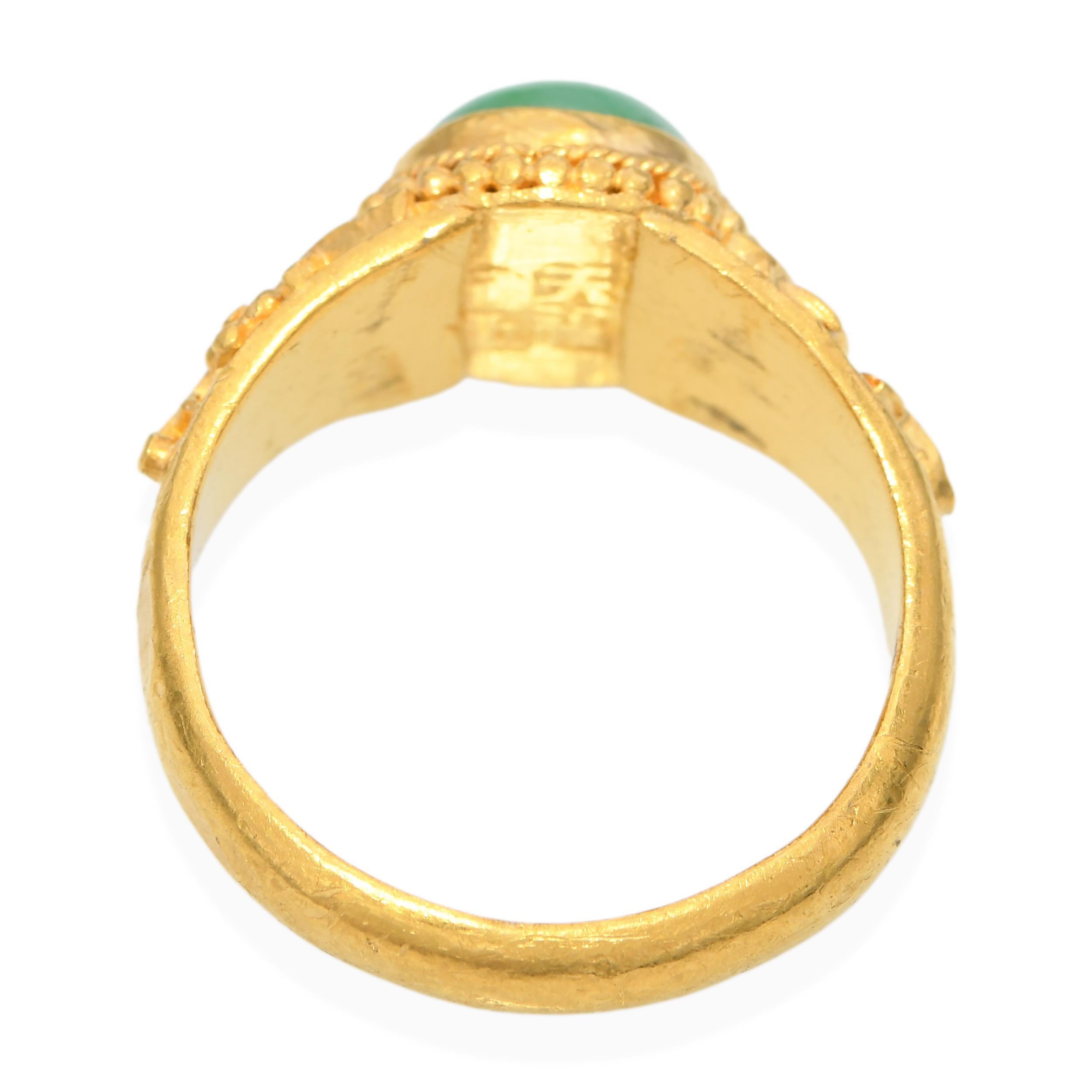 Bague d'époque en or jaune 24k avec dôme en jade en vente 1