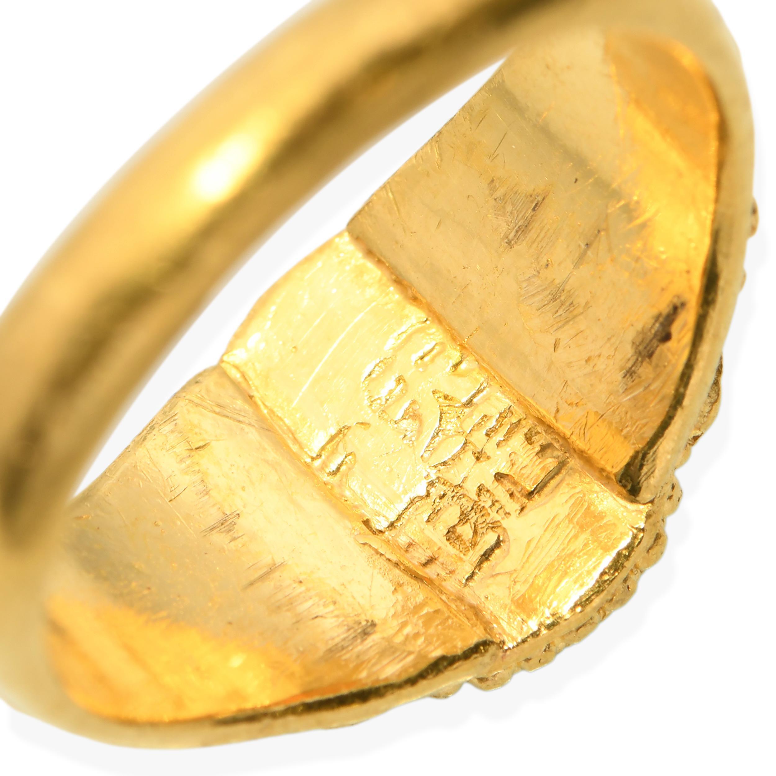 Bague d'époque en or jaune 24k avec dôme en jade en vente 2