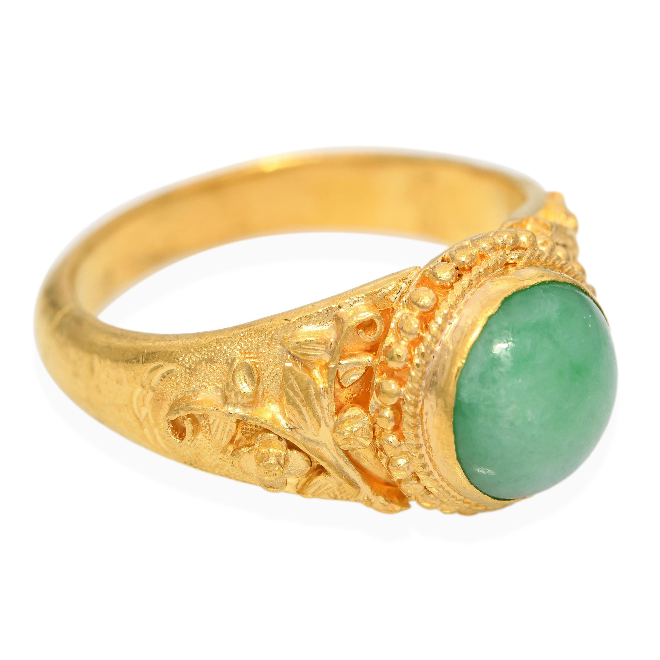 Bague d'époque en or jaune 24k avec dôme en jade en vente 3