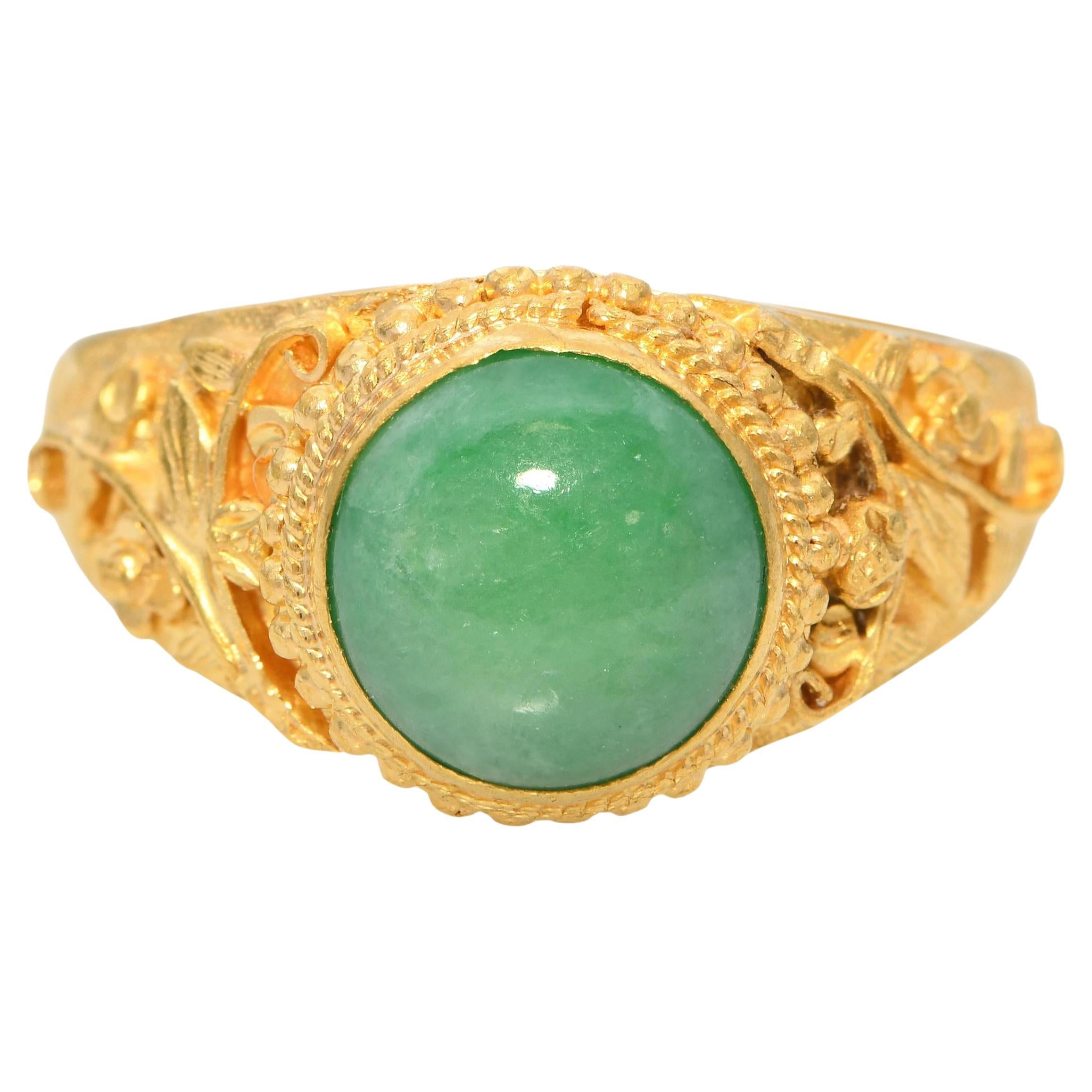 Bague d
époque en or jaune 24k avec dôme en jade