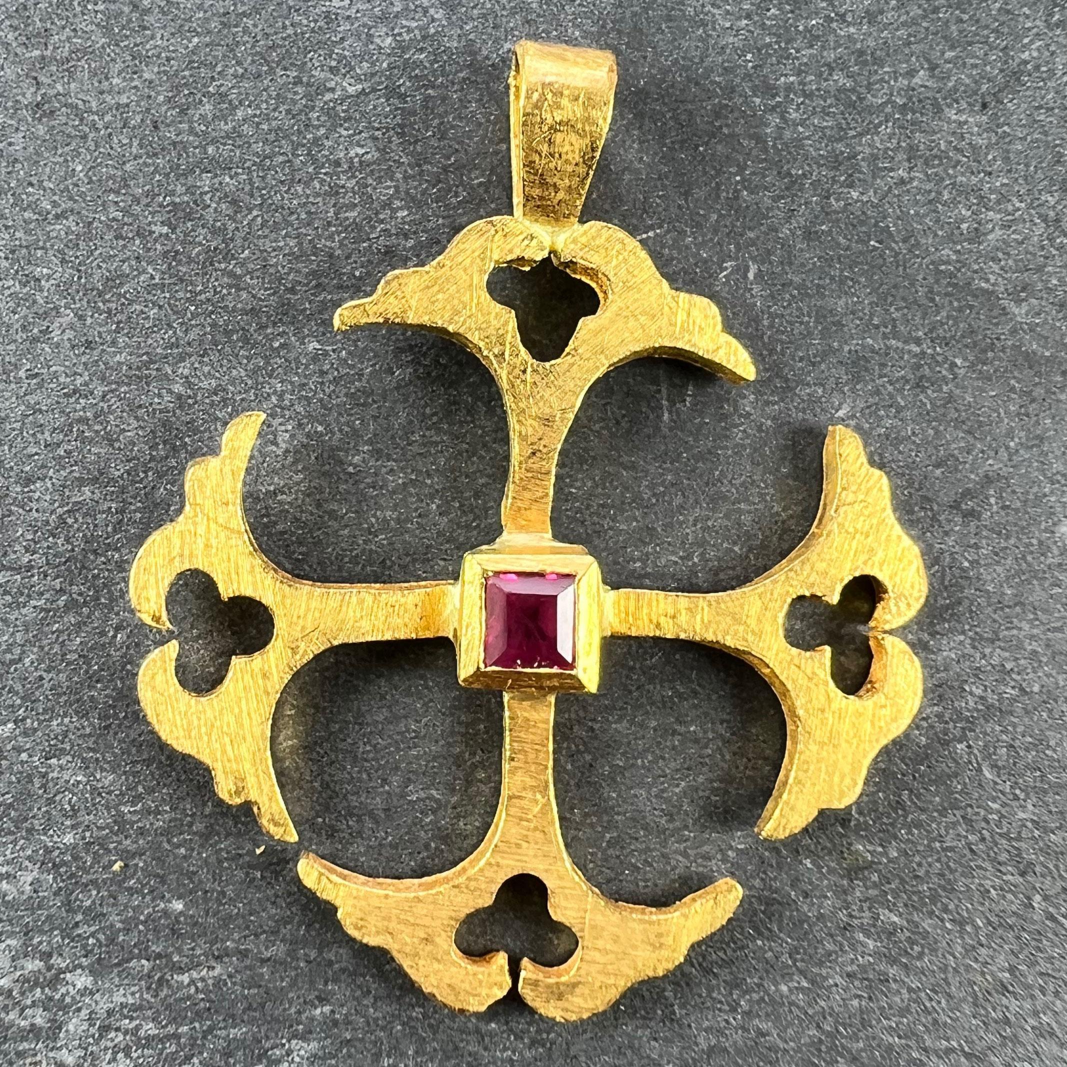 Pendentif vintage en or jaune 24 carats (24K) conçu comme une croix avec des bornes en forme de fleur de lys, serti d'un rubis taillé en carré pesant environ 0,40 carats. Estampillé 24K pour l'or 124 carats et la marque du hibou pour l'importation