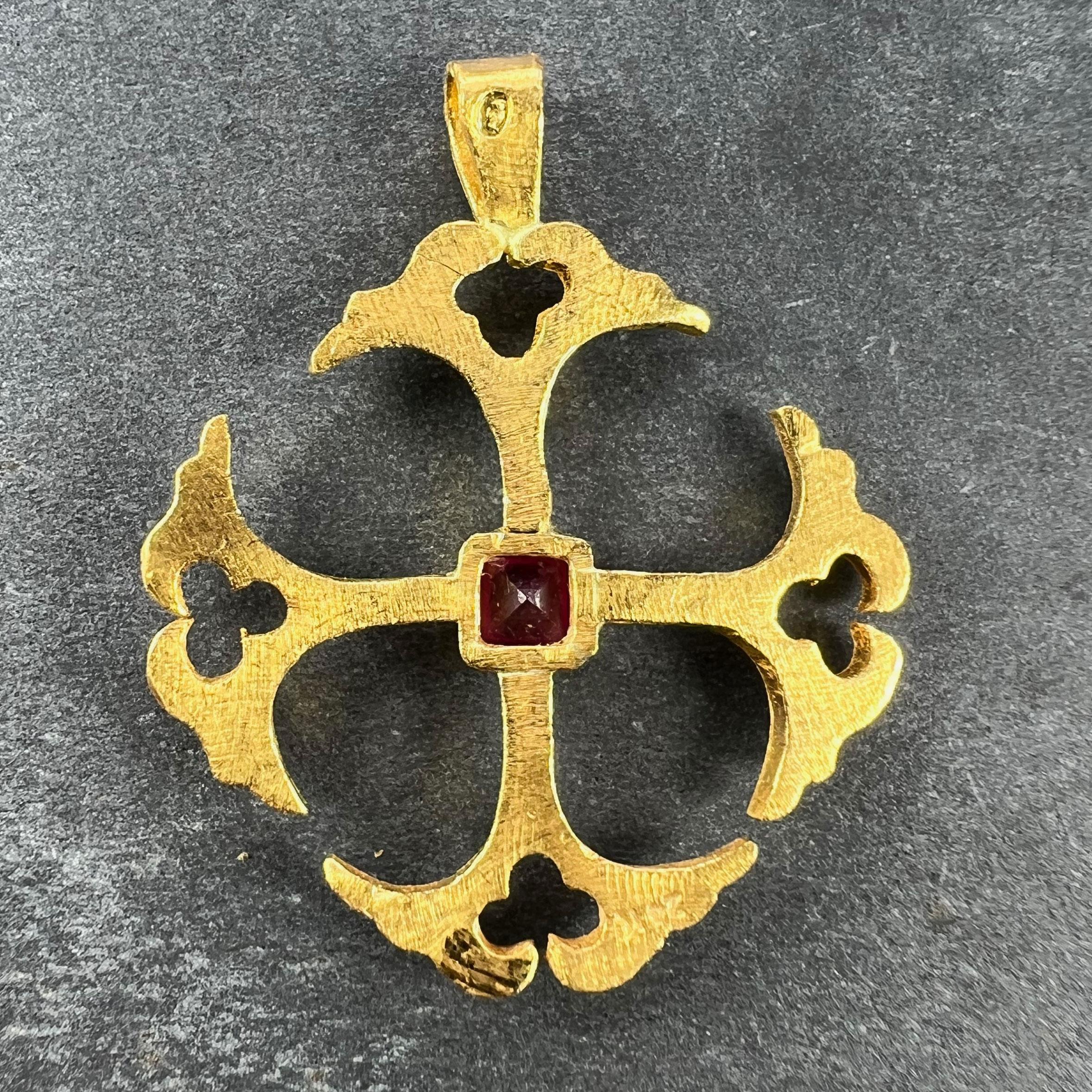 Taille carrée Pendentif croix vintage en or jaune 24 carats et rubis en vente