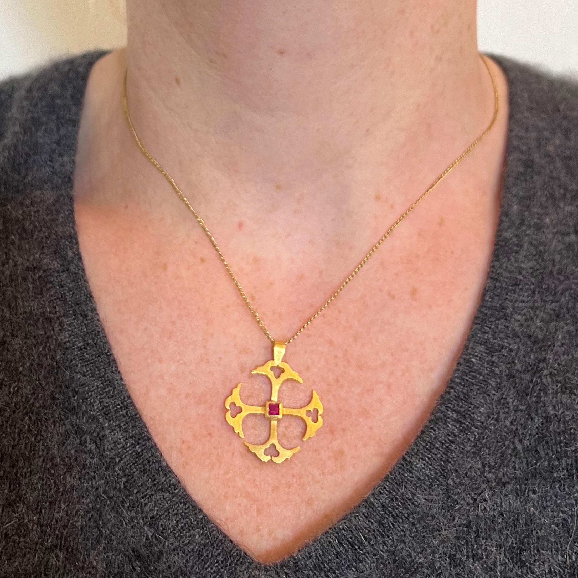 Pendentif croix vintage en or jaune 24 carats et rubis Bon état - En vente à London, GB