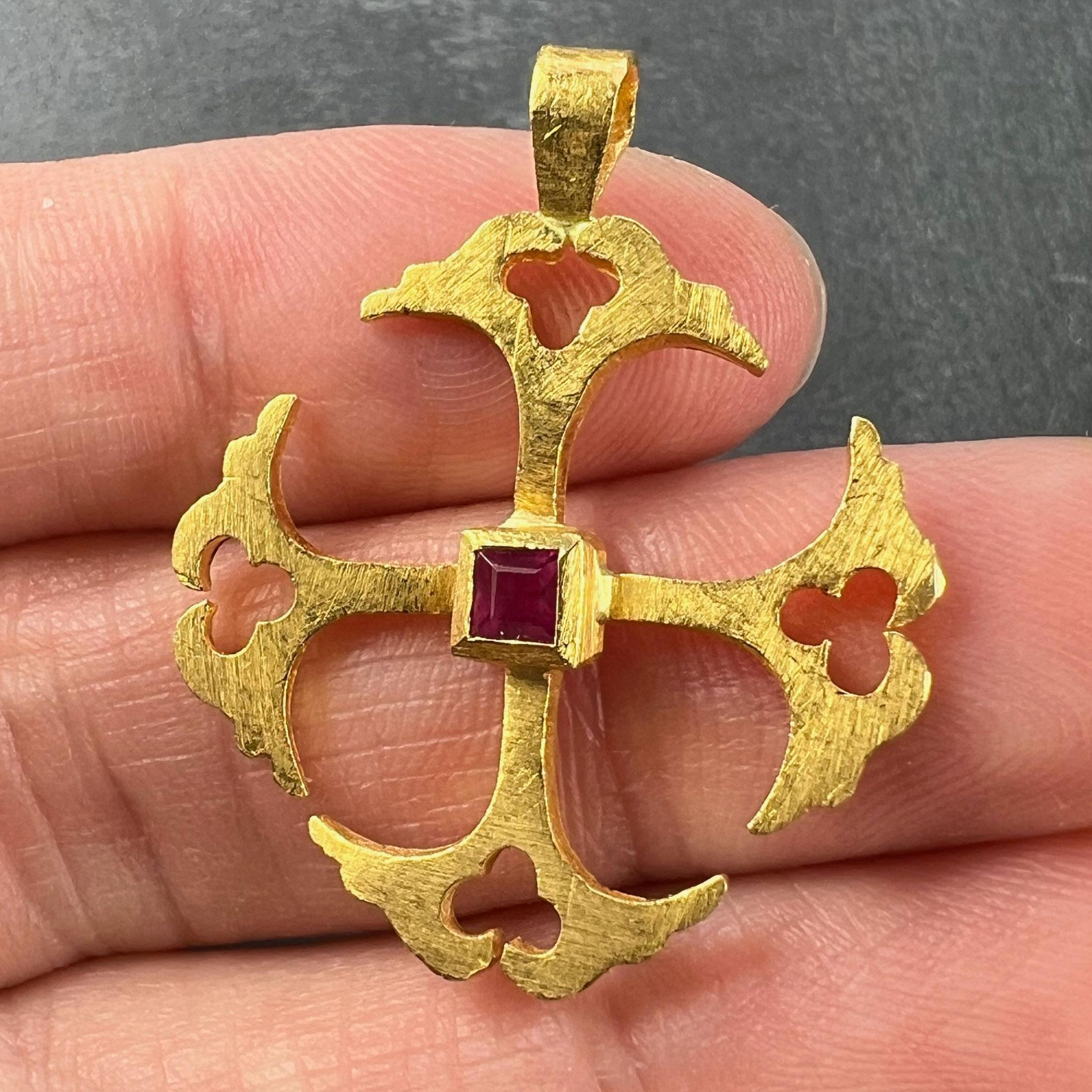 Pendentif croix vintage en or jaune 24 carats et rubis Unisexe en vente