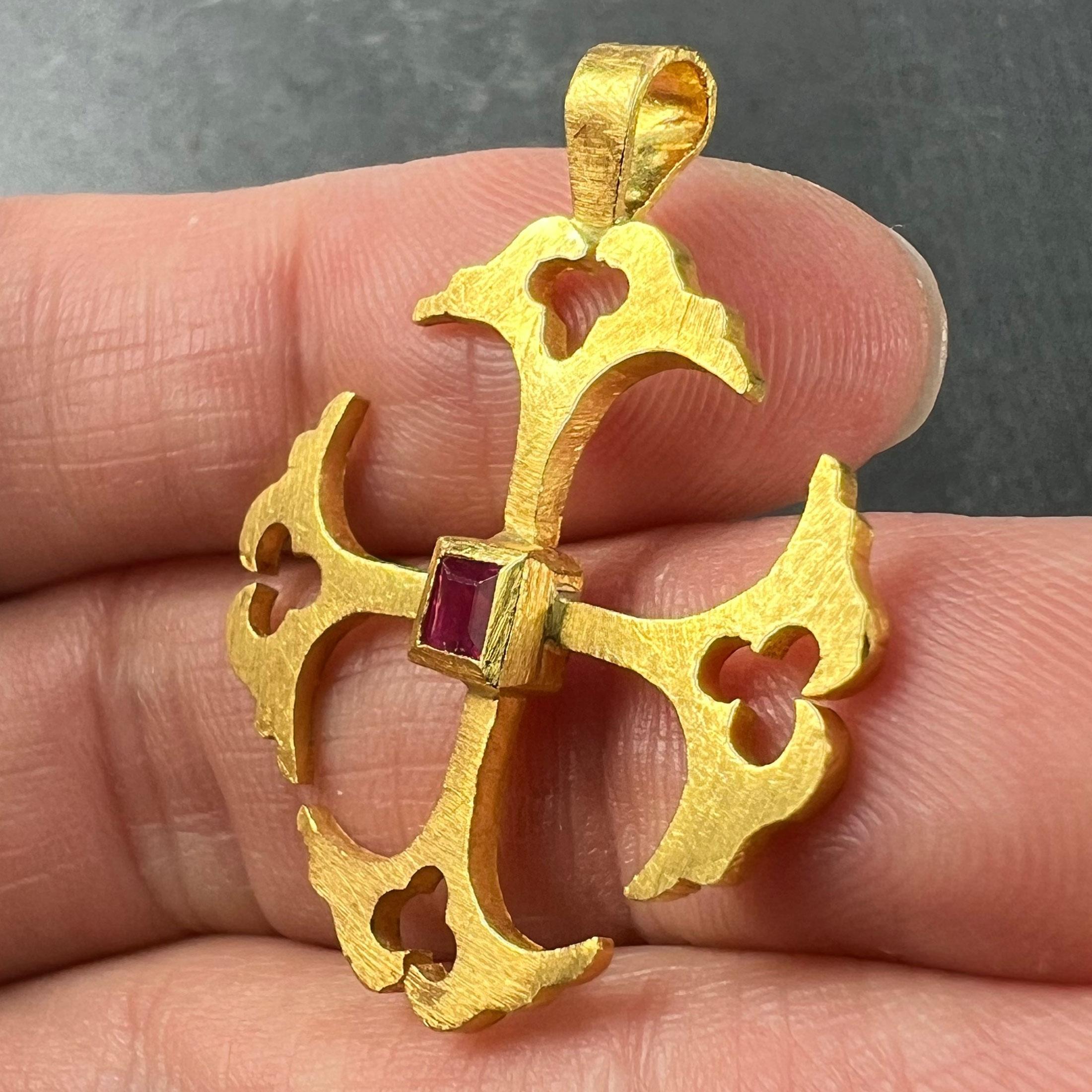 Pendentif croix vintage en or jaune 24 carats et rubis en vente 1