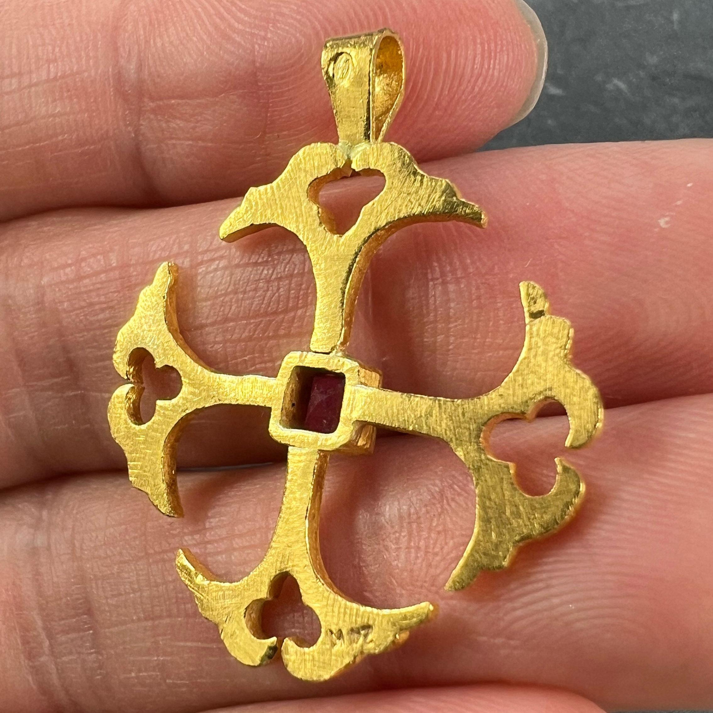 Pendentif croix vintage en or jaune 24 carats et rubis en vente 3