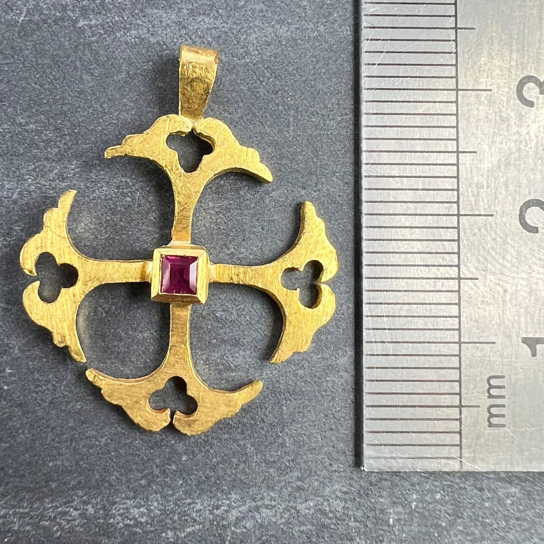 Pendentif croix vintage en or jaune 24 carats et rubis en vente 4