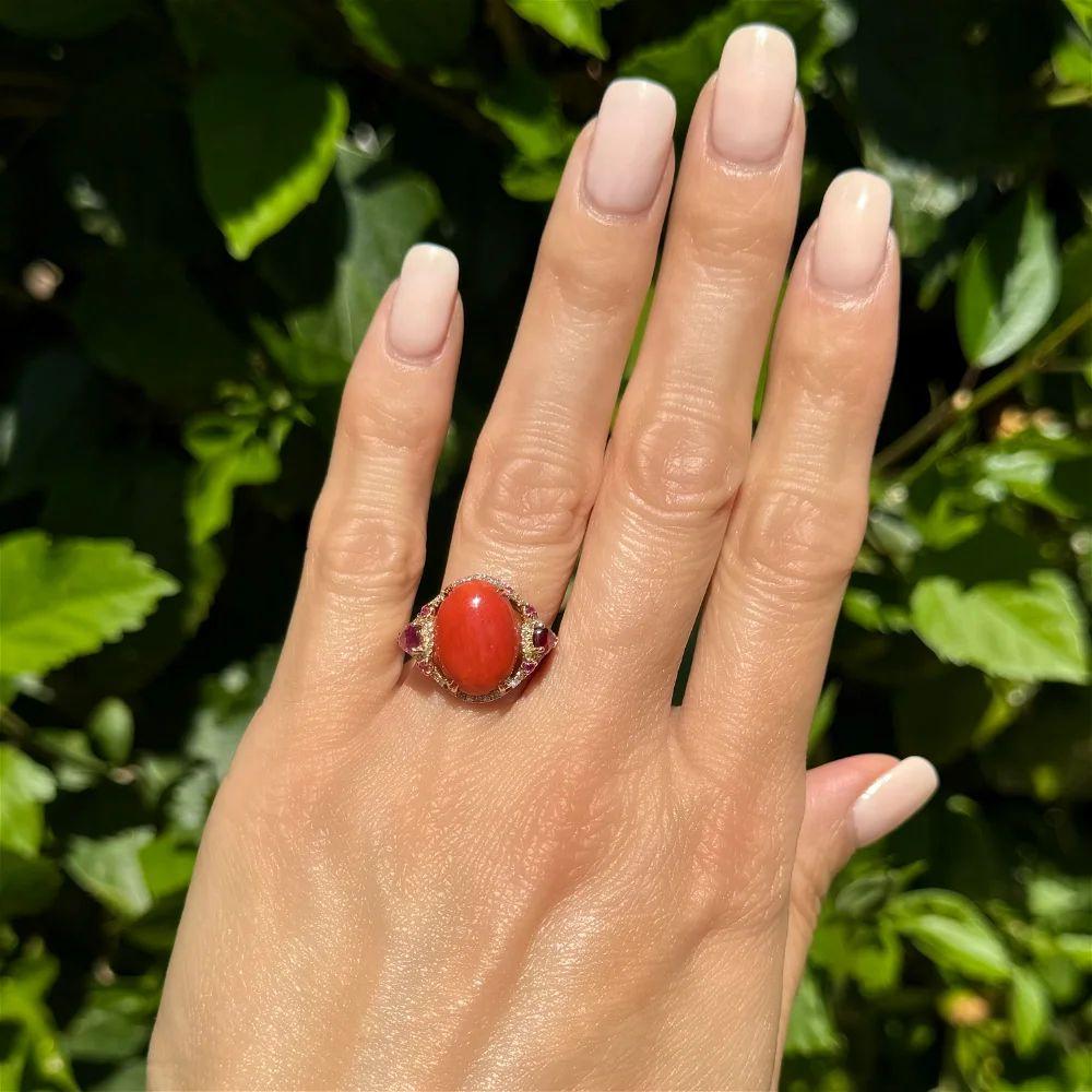 Anillo de cóctel vintage de oro con diamantes y rubíes de 2,5 quilates Coral RBC Modernista en venta