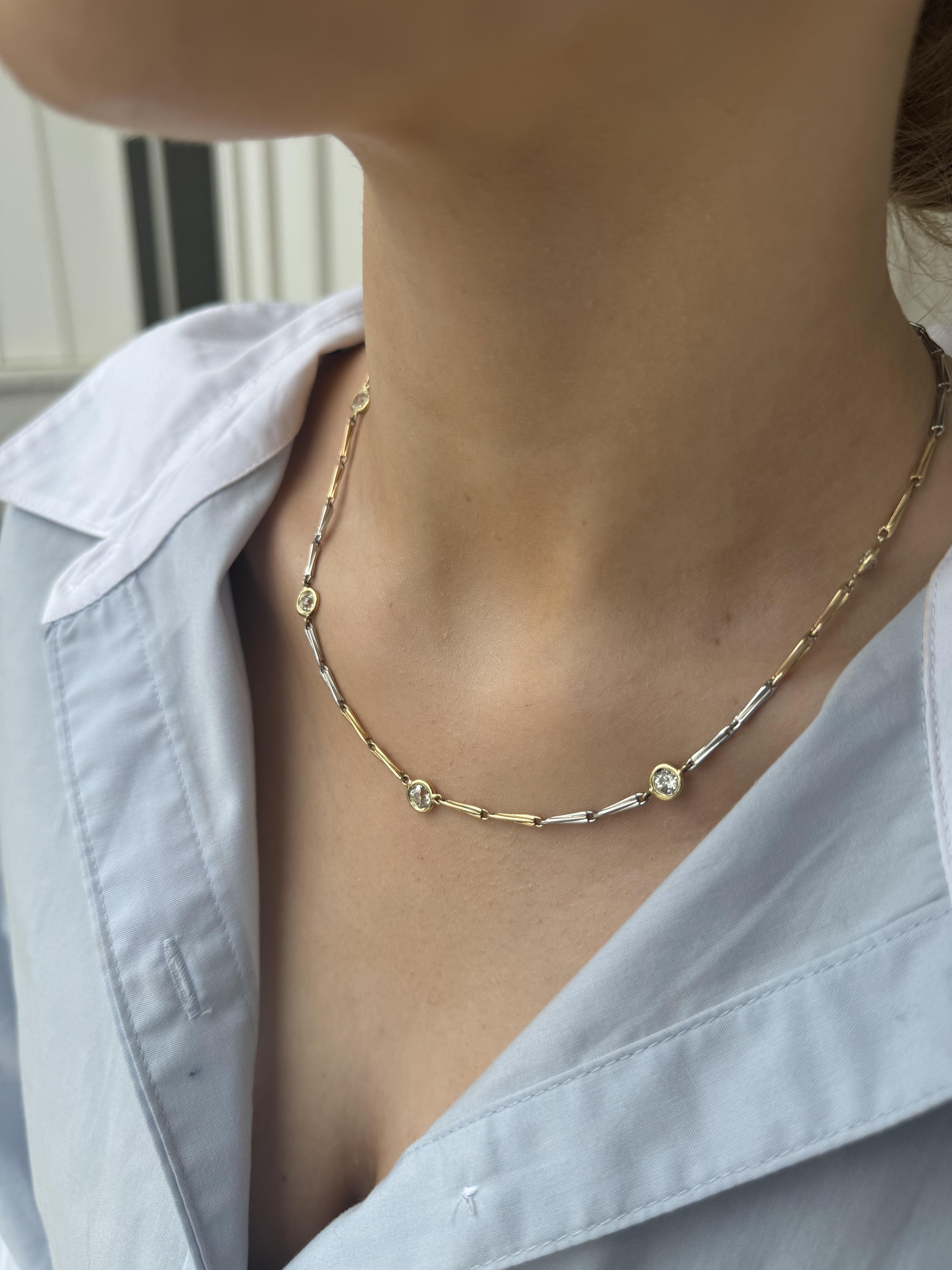 Nous adorons ce collier vintage très unique ! !!

Détails du collier
Matériau : Or jaune 18K et platine
Longueur : 17 pouces
Poids : 17.7 gramme

Accentué par les pierres précieuses suivantes
5 - 5,2 mm diamants taille ancienne ; couleur JK ; pureté