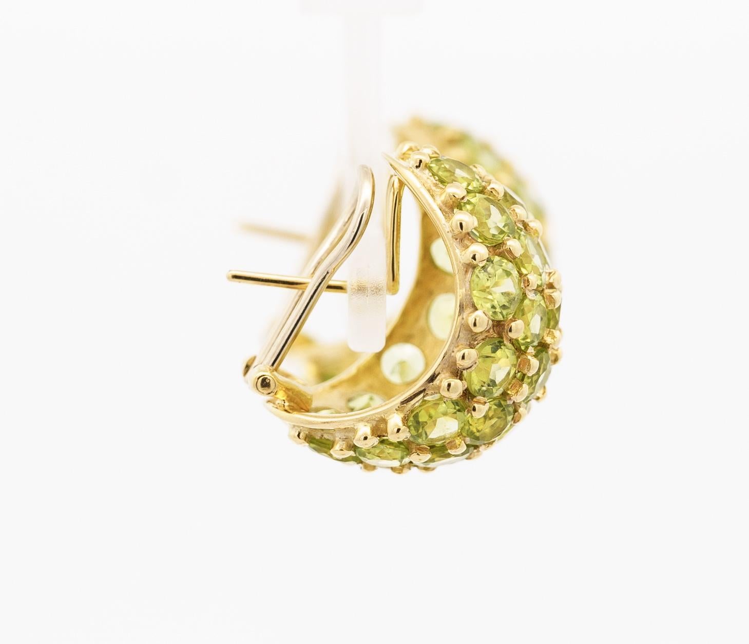 Vintage Peridot Ring/Earring Set 18K Yellow Gold Jewelry. 

Cet ensemble de bijoux vintage contient une paire de boucles d'oreilles et une bague. Les deux pièces sont fabriquées en or jaune 18 carats et les pierres précieuses sont serties à l'aide