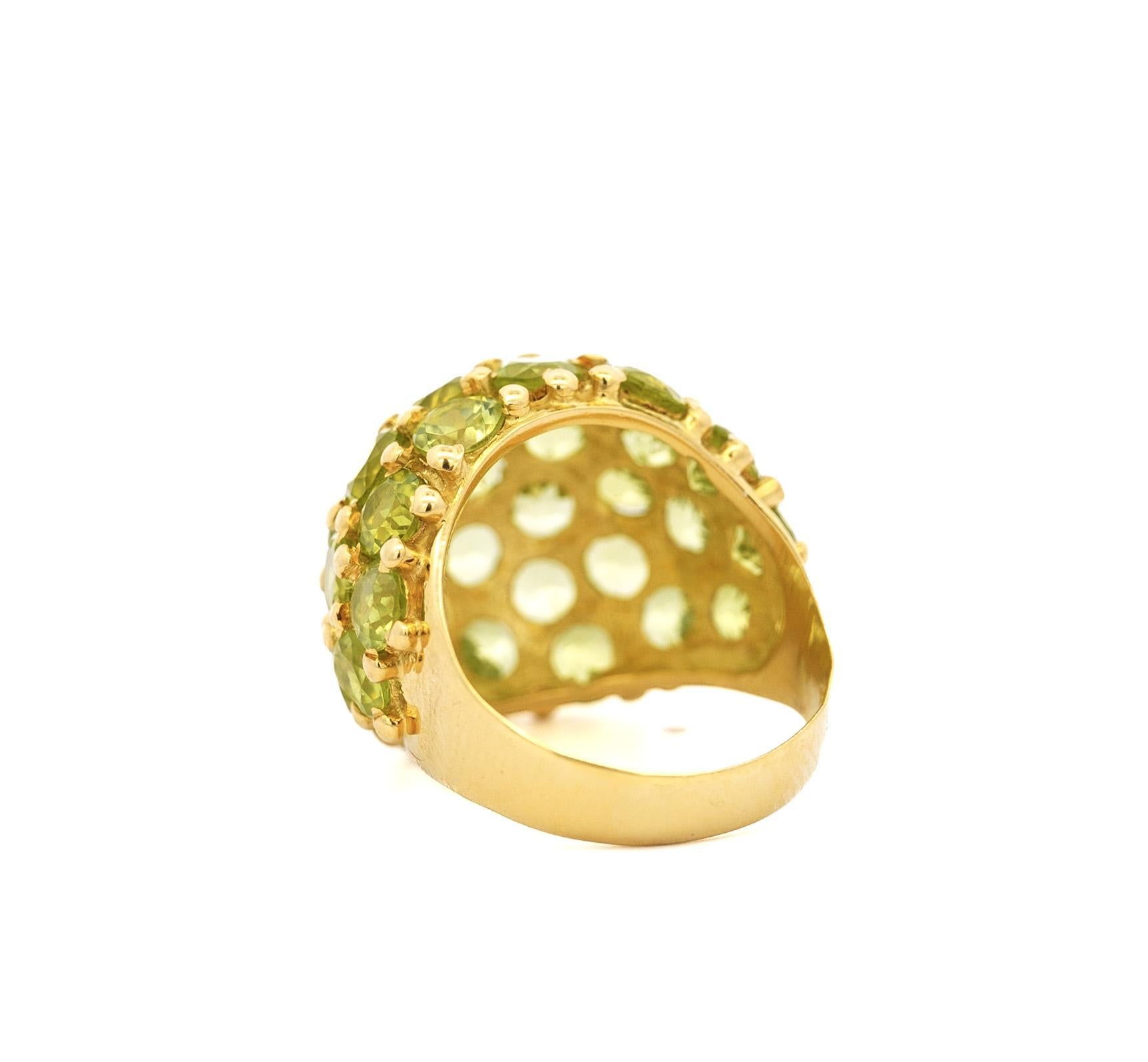 Contemporain Ensemble de bague et boucles d'oreilles vintage en or jaune 18 carats avec péridot 25 carats en vente