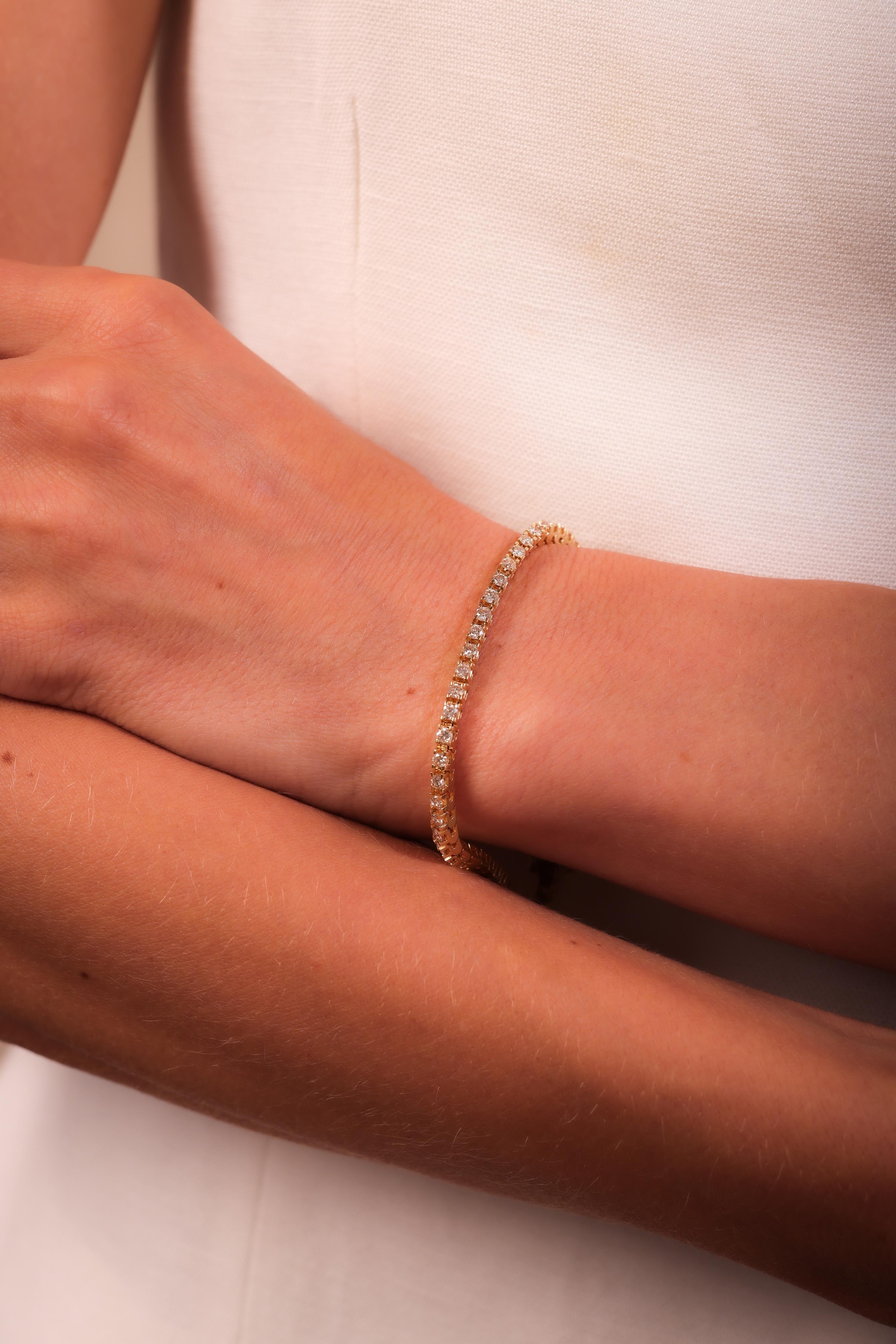 Vintage 2.5 Carat round Brilliant Diamond 14K Yellow Gold Tennis Bracelet In Excellent Condition In Beverly Hills, CA