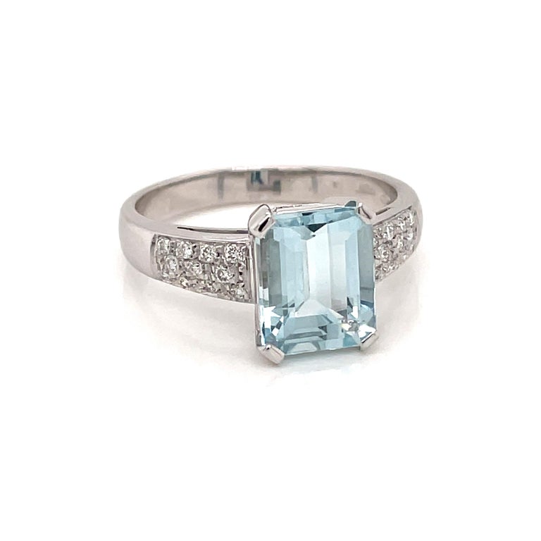 18k Gold Ring set with a natural Aquamarine weighing 2.5 cts and surrounded by 0.30 carat of round brilliant cut sparkling Diamonds graded G color IF clarity. Circa 1970

CONDITION: Pre-owned - Excellent 
METAL: 18k White Gold 
GEM STONE: Aquamarine