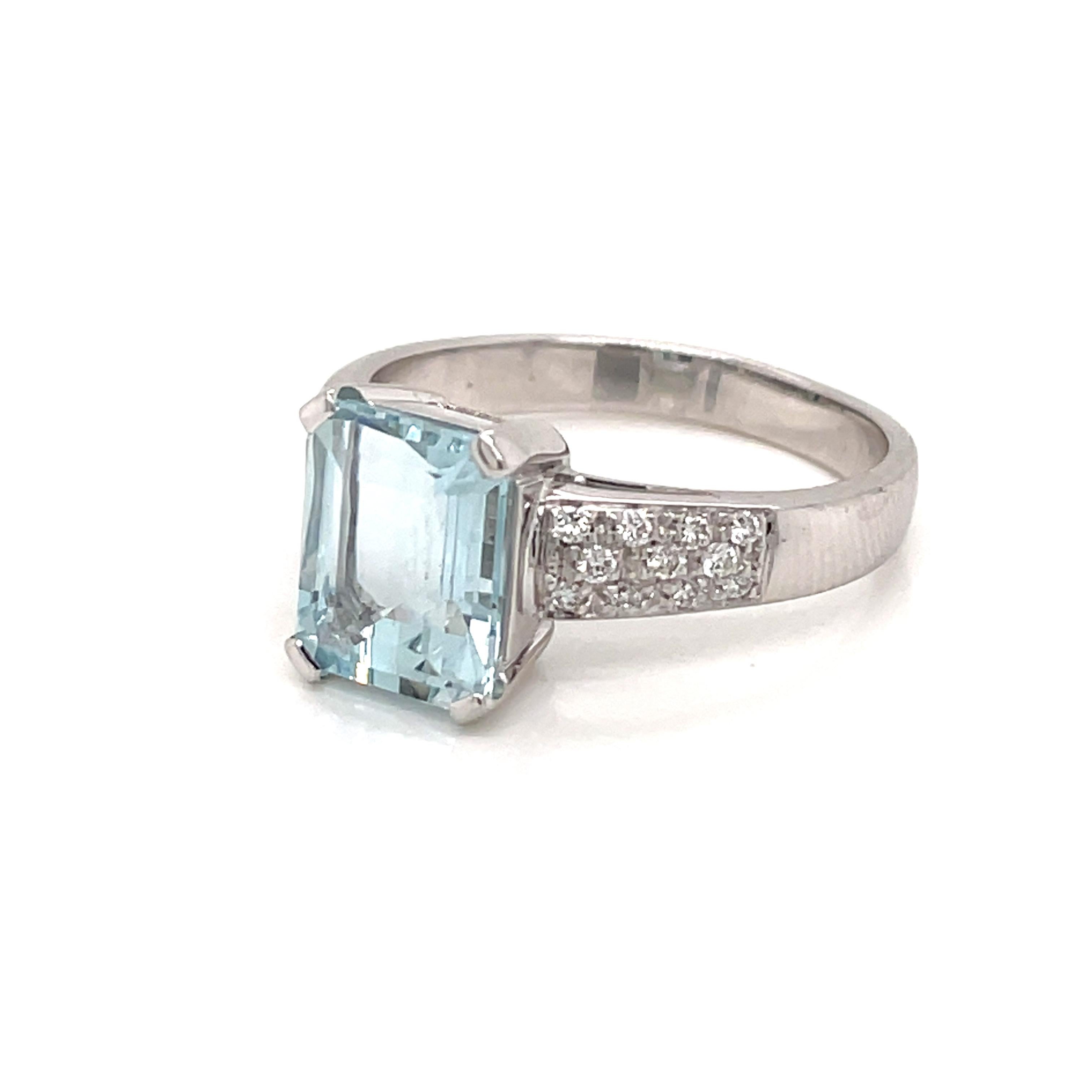 Emerald Cut Vintage 2.5 Carats Aquamarine Diamond Gold Ring