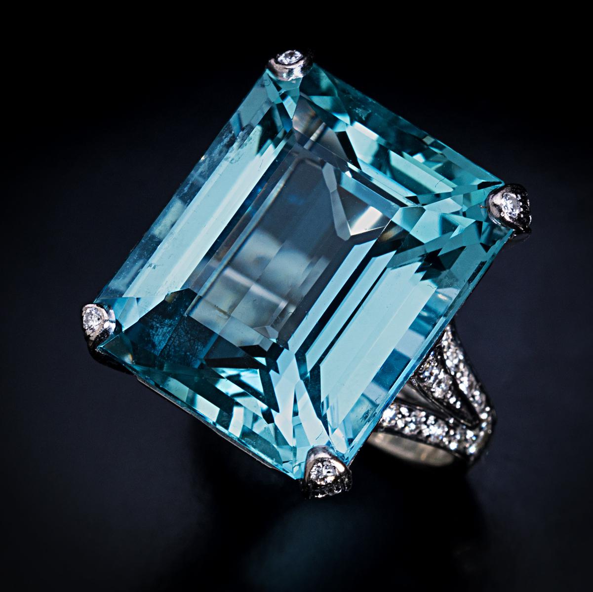 Taille émeraude Bague cocktail vintage en or blanc avec aigue-marine 25 carats et diamants