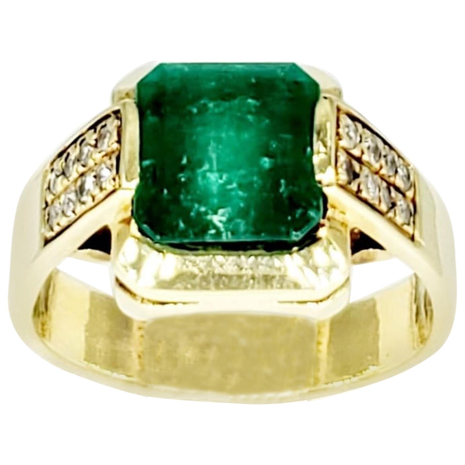 Vintage 2.50 Carat  Emerald and Diamonds 18 Karat Gold Ring For Sale