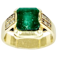 Vintage 2.50 Carat  Emerald and Diamonds 18 Karat Gold Ring