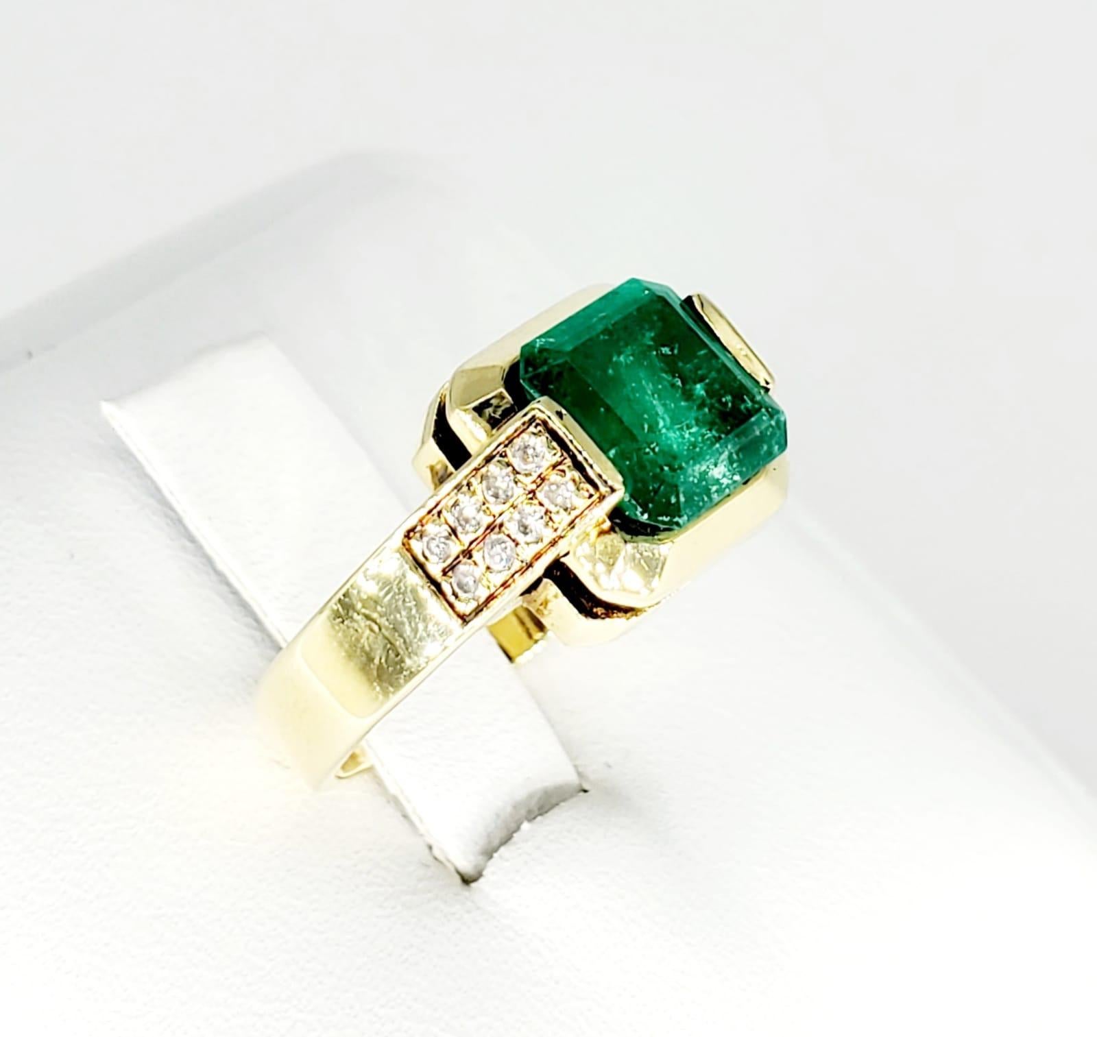 Vintage 2.50 Carat Emerald & Diamonds 18k Gold Ring. The ring features total cataract weight of 0.30 Diamonds and 2.20 carat approx emerald center stone. The ring weights 8.1 grams 18k solid gold and is a size 6 1/2