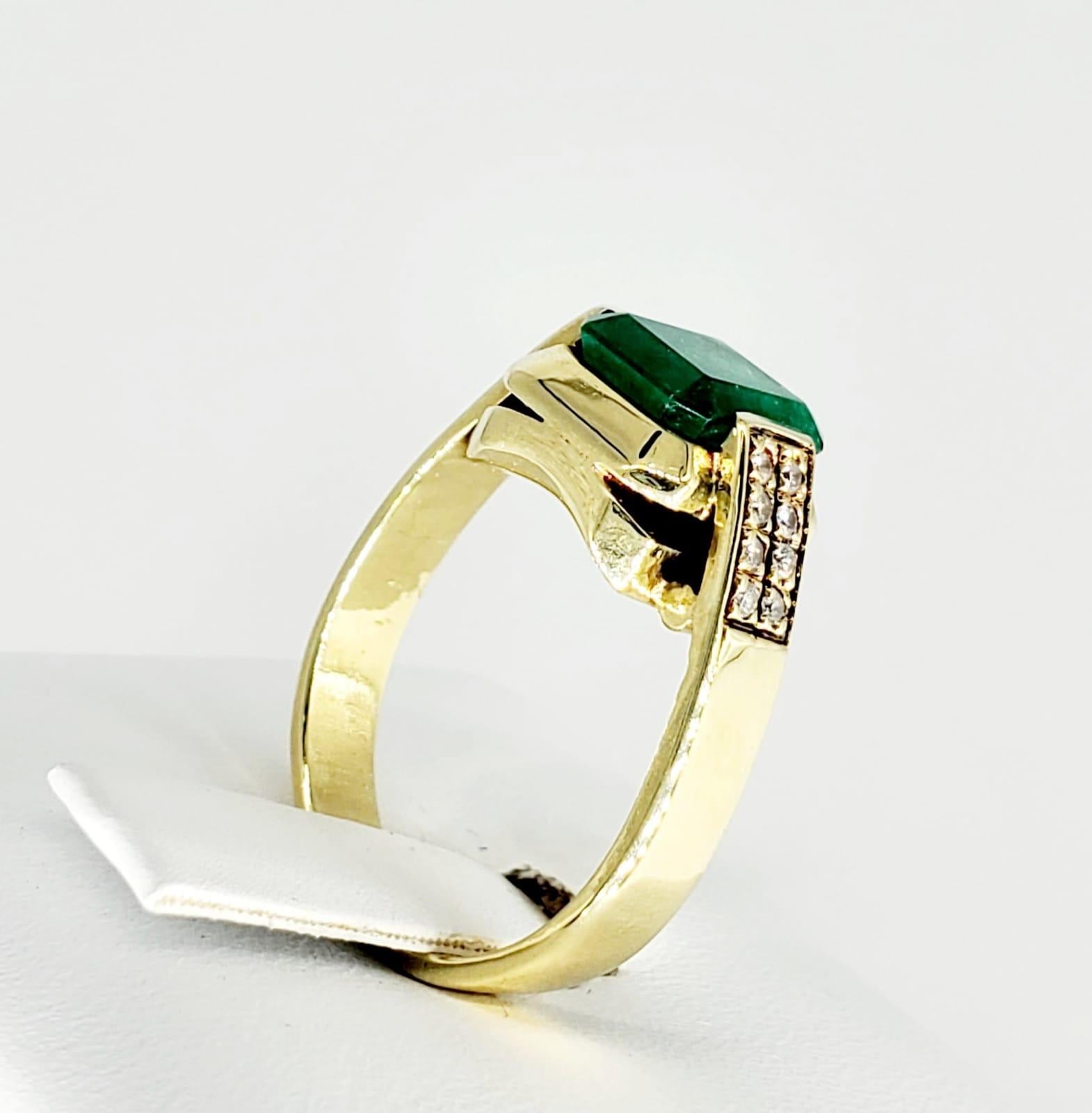 Emerald Cut Vintage 2.50 Carat  Emerald and Diamonds 18 Karat Gold Ring For Sale