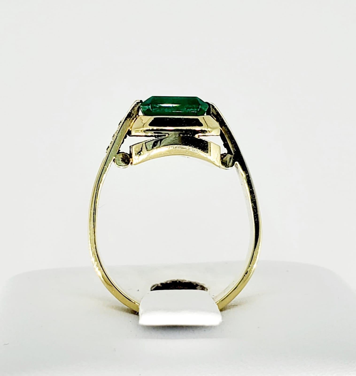 Vintage 2.50 Carat  Emerald and Diamonds 18 Karat Gold Ring In Excellent Condition For Sale In Miami, FL