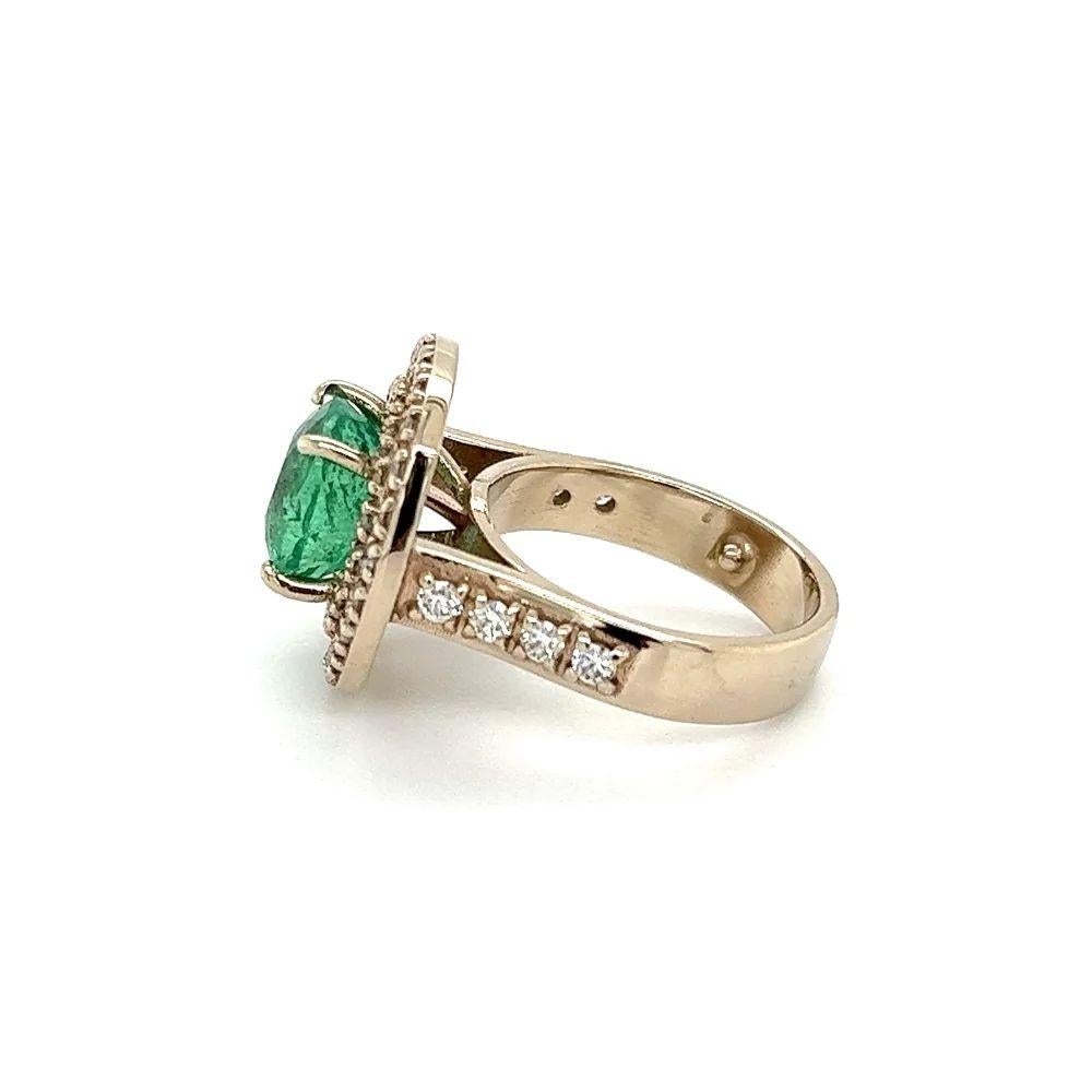 Vintage 2.50 Carat Cushion Emerald and Diamond Gold Ring In Excellent Condition For Sale In Montreal, QC
