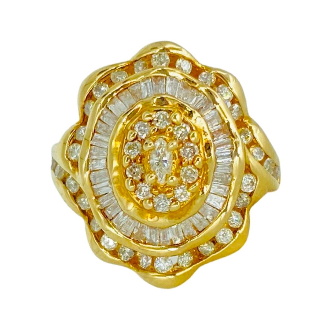 Vintage 2.50 Carat Diamonds Cluster Cocktail Ring 14k Gold. La bague a un poids total de carats de 2,50 clarity SI & I/J color. Belle et élégante bague de cocktail à grappes de diamants. La bague pèse 9,2 grammes et est fabriquée en or 14 carats. La