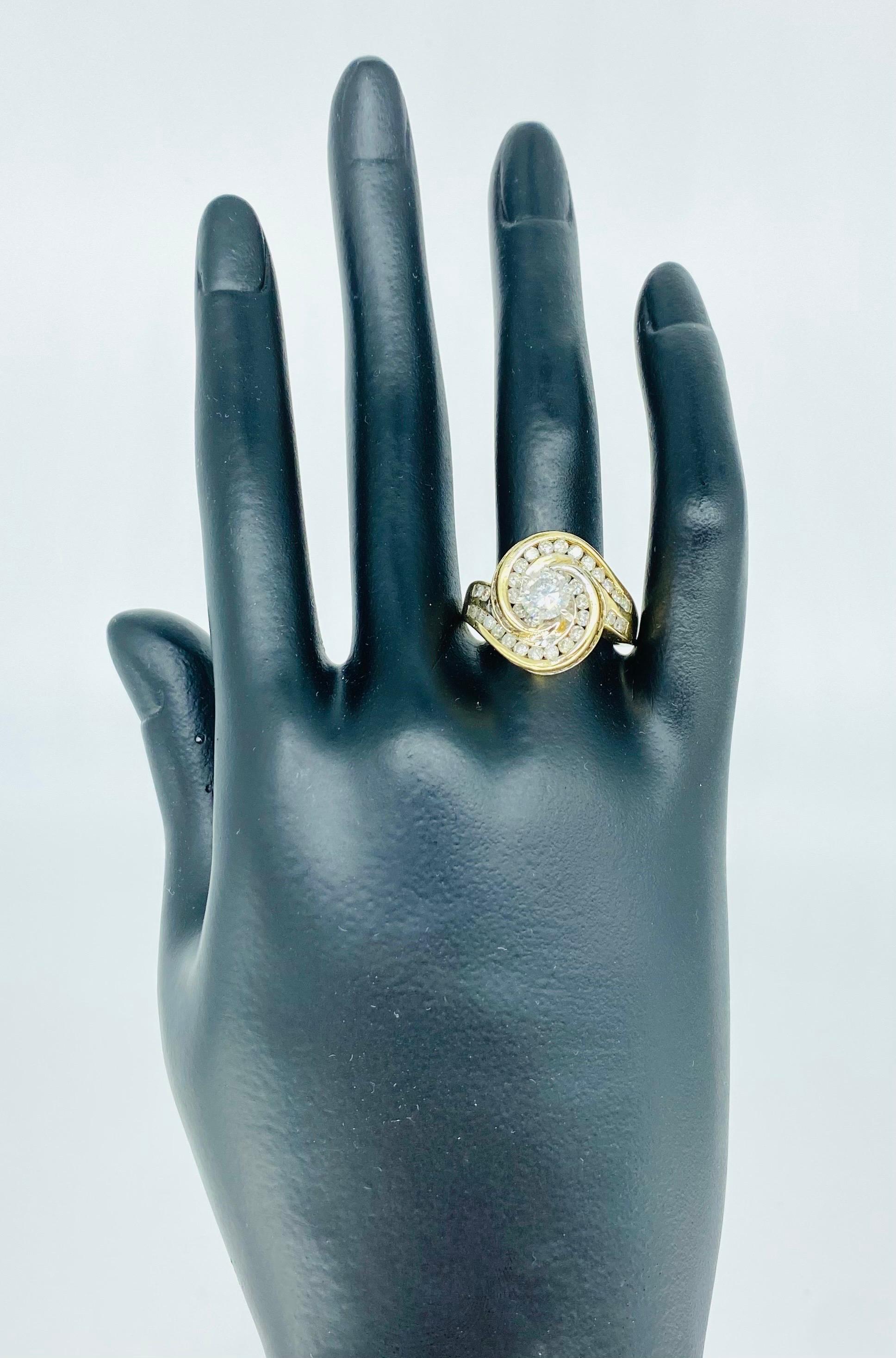 Vintage 2.50 Carat Diamonds Engagement Ring 14k Gold In Good Condition For Sale In Miami, FL