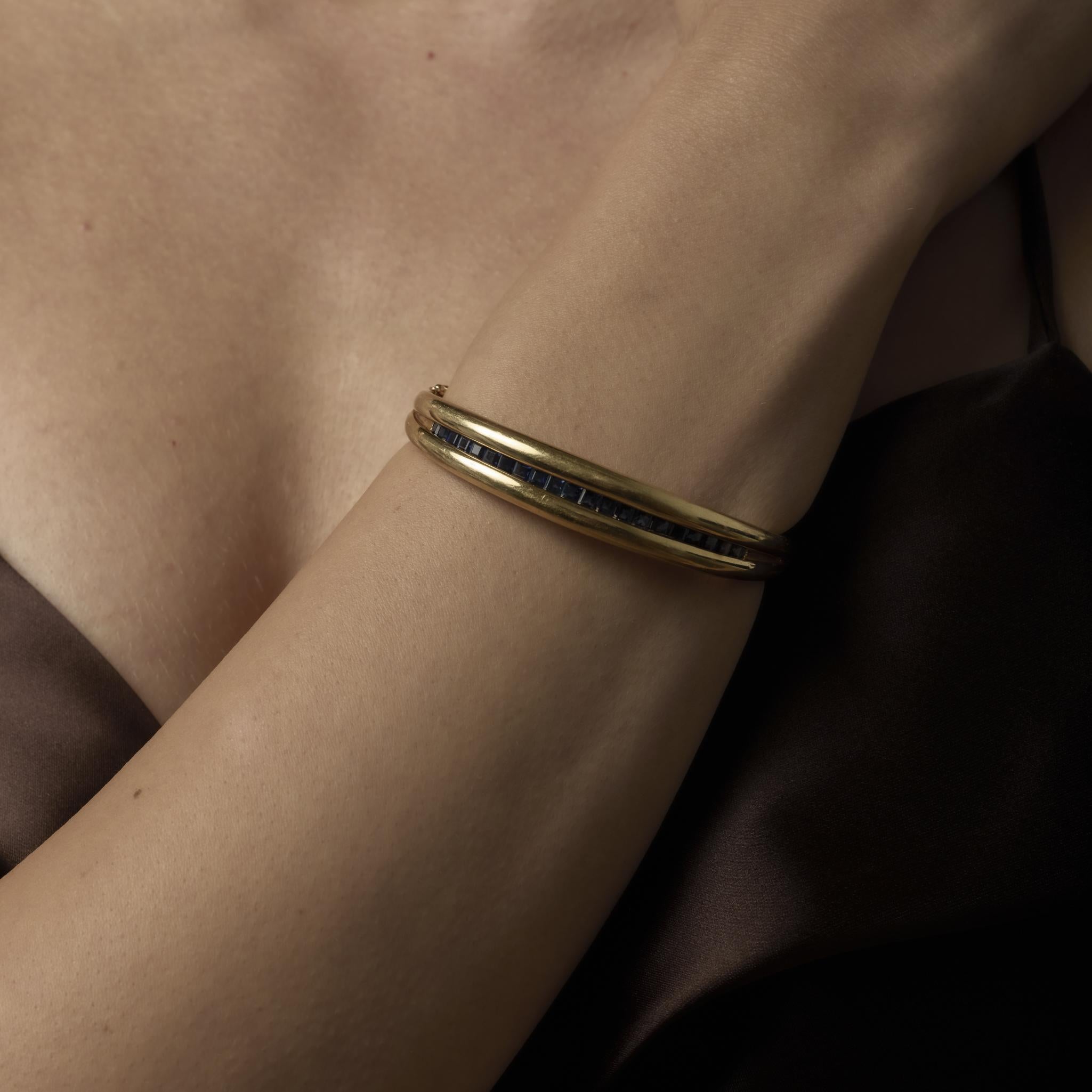 Un étonnant bracelet vintage en or jaune 14k orné de 2,50 carats de saphirs bleus de taille carrée, offrant une couleur riche et une sophistication intemporelle.