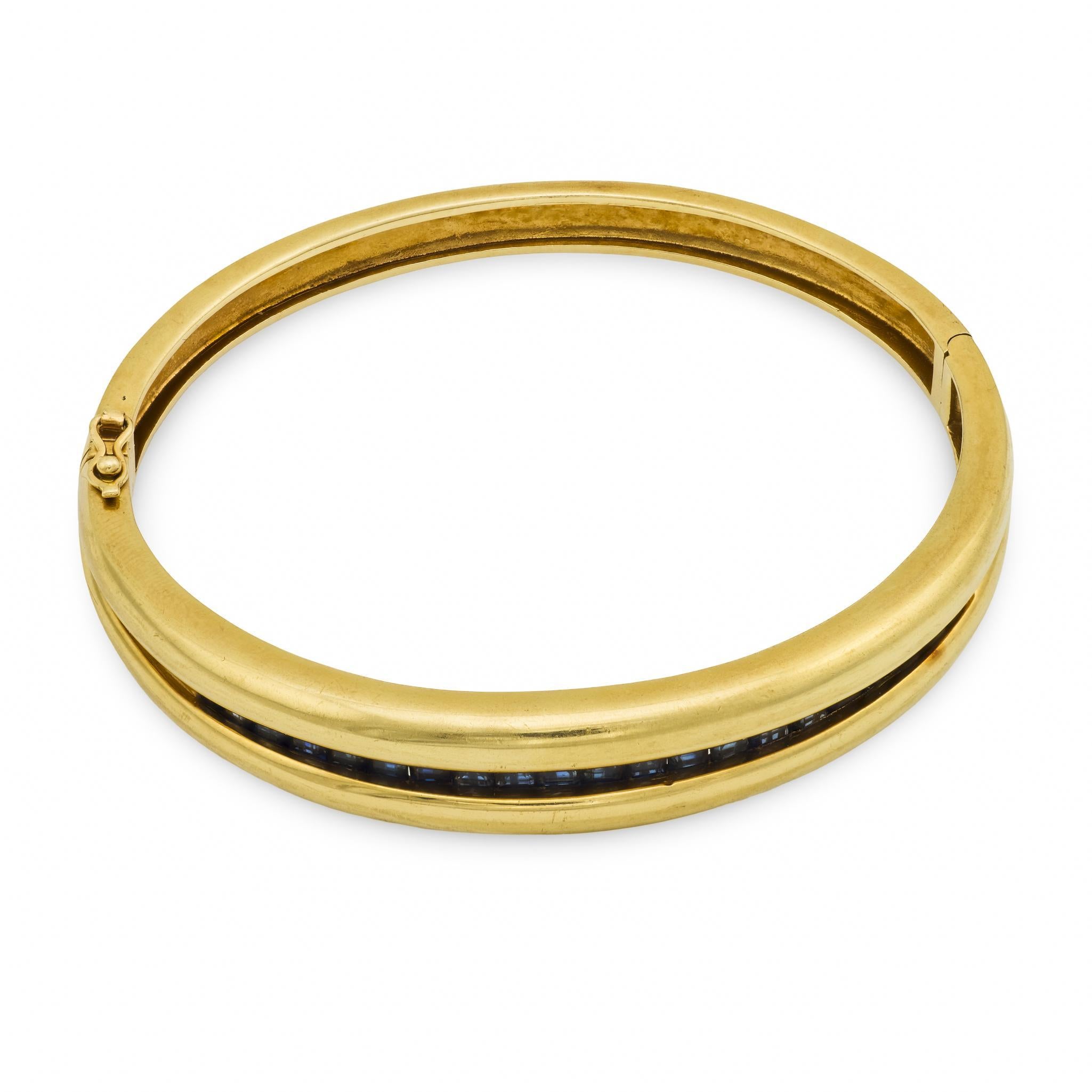 By Vintage 2.50 carat saphir 14k or jaune bangle en vente