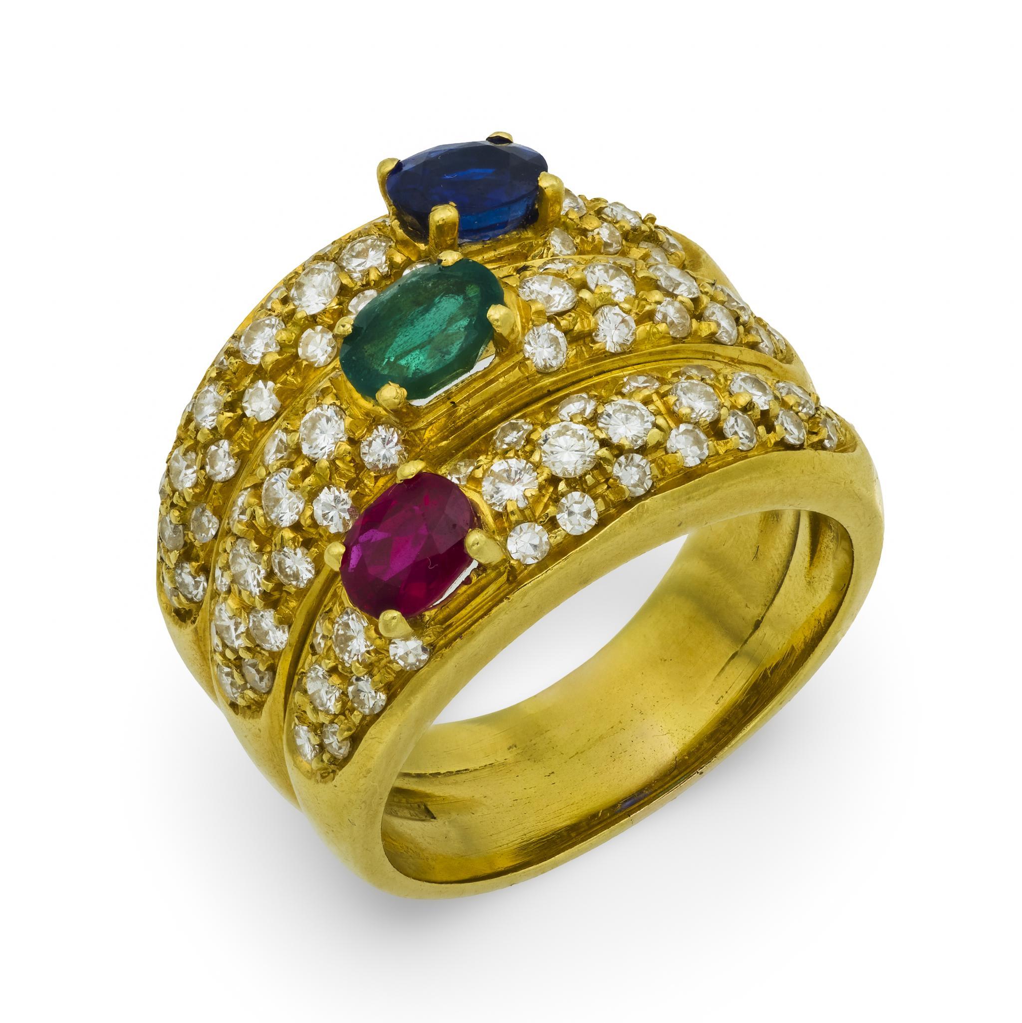 Un vibrante anello d'epoca in oro giallo 18 carati con rubini, smeraldi e zaffiri centrali per un totale di 1,50 carati, circondati da 1 carato di diamanti di colore F-G e purezza VS.