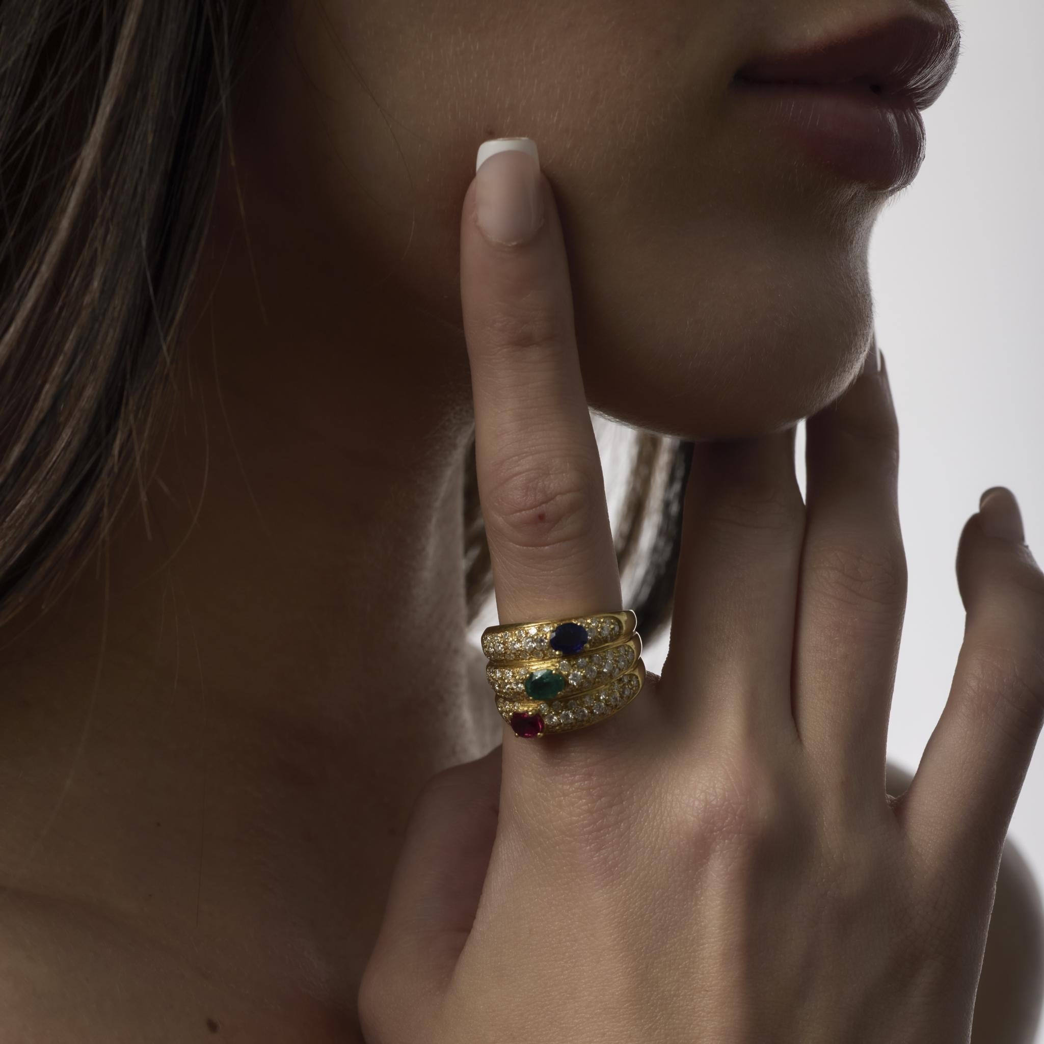Contemporaneo Anello cocktail d'epoca con pietra preziosa da 2,50 carati di peso totale in oro giallo 18 carati in vendita