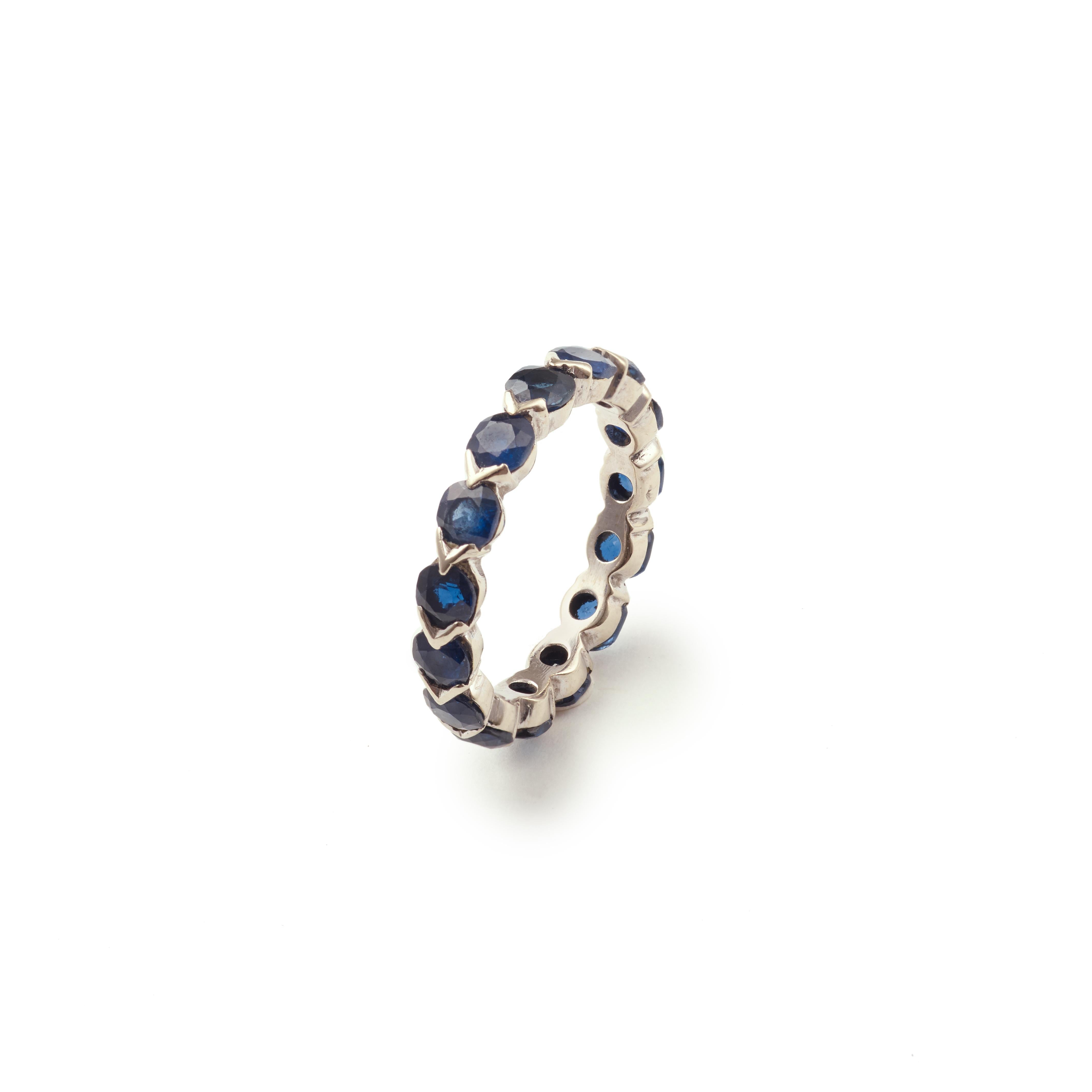 American wedding band in white gold set with 15 square cushion cut sapphires.

Total approximate weight of sapphires: 2.50-2.80 carats

Ring size: 3.40 x 21.32 x 2.58 mm ( 0.118 x 0.827 x 0.079 inches)

Finger size: 51 (US size: 5.75)

18 carats