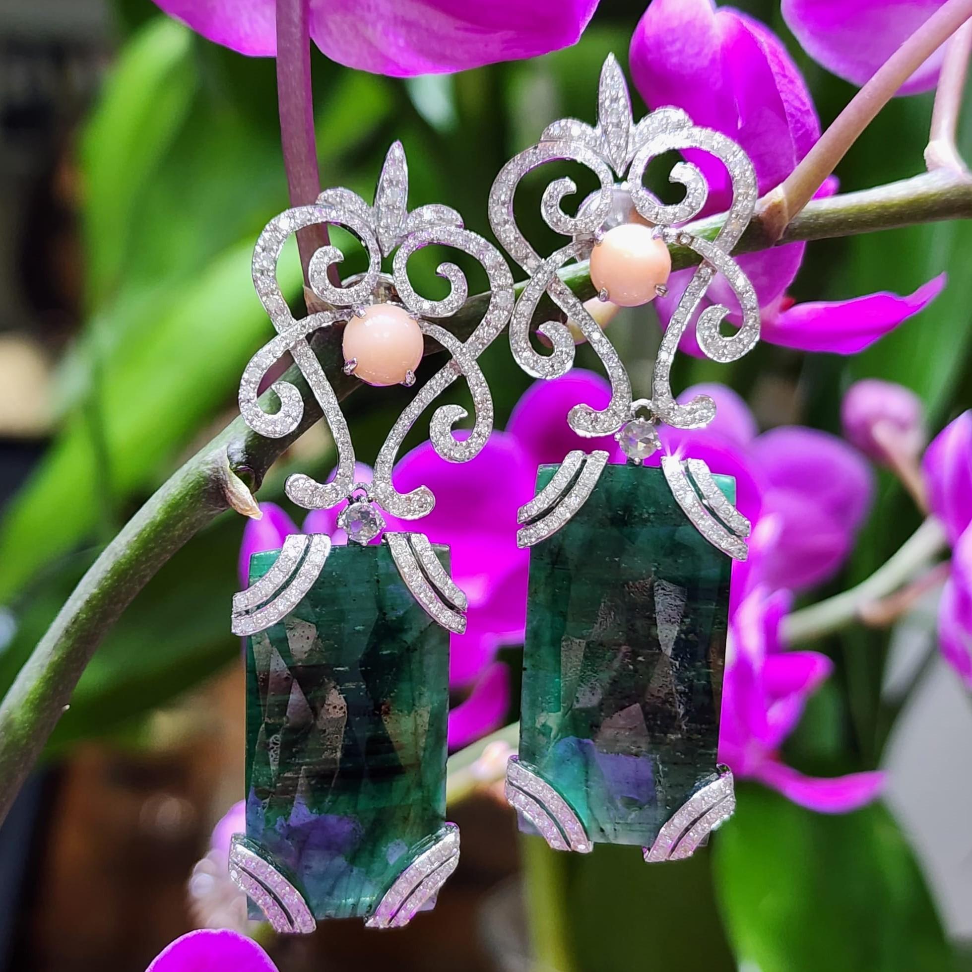 Vintage 25.07Ct Emerald Dangle Earring Diamonds Coral  And 18 Karat White Gold In New Condition For Sale In Hong Kong, HK
