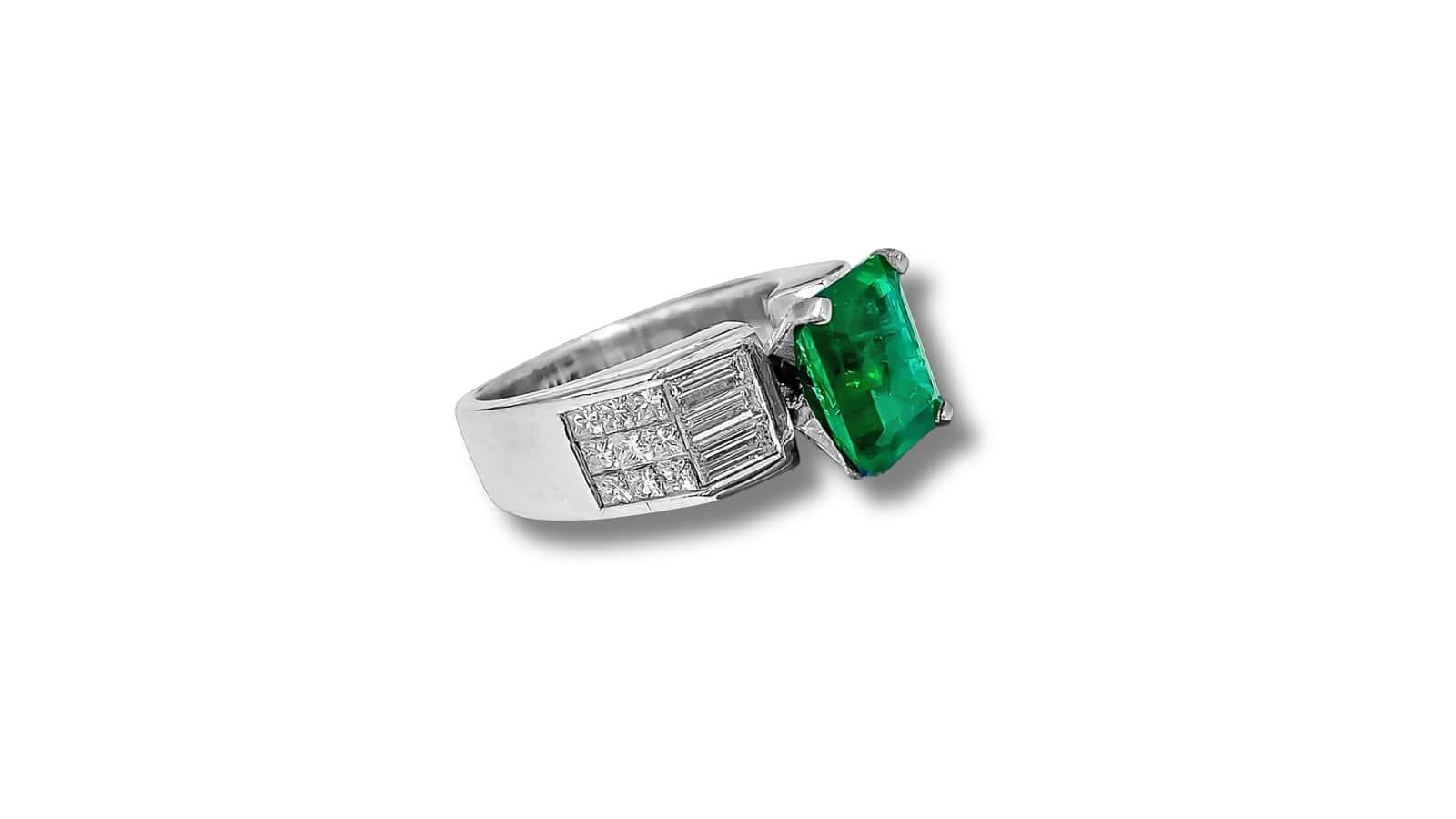 Vintage 2.50ct Natural Emerald Diamond Ring In Excellent Condition For Sale In Miami, FL