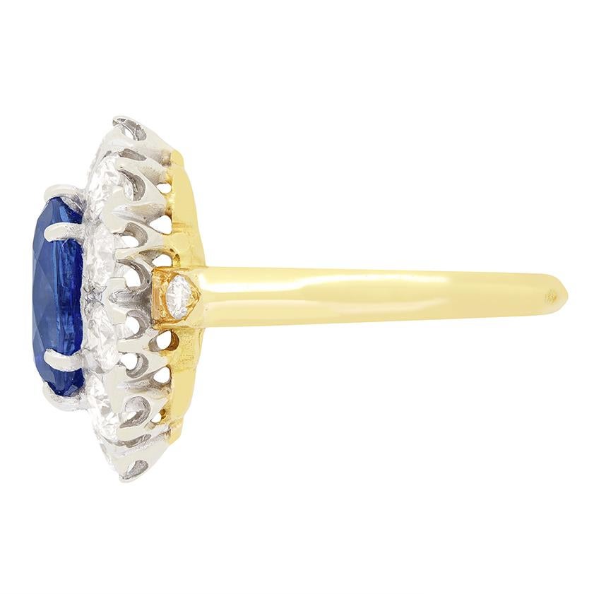 Vintage-Cluster-Ring mit 2,50 Karat Saphir und Diamant, ca. 1960er Jahre (Ovalschliff) im Angebot